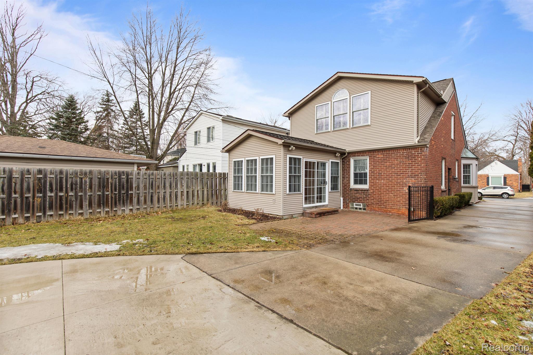 1395 ROSLYN Road