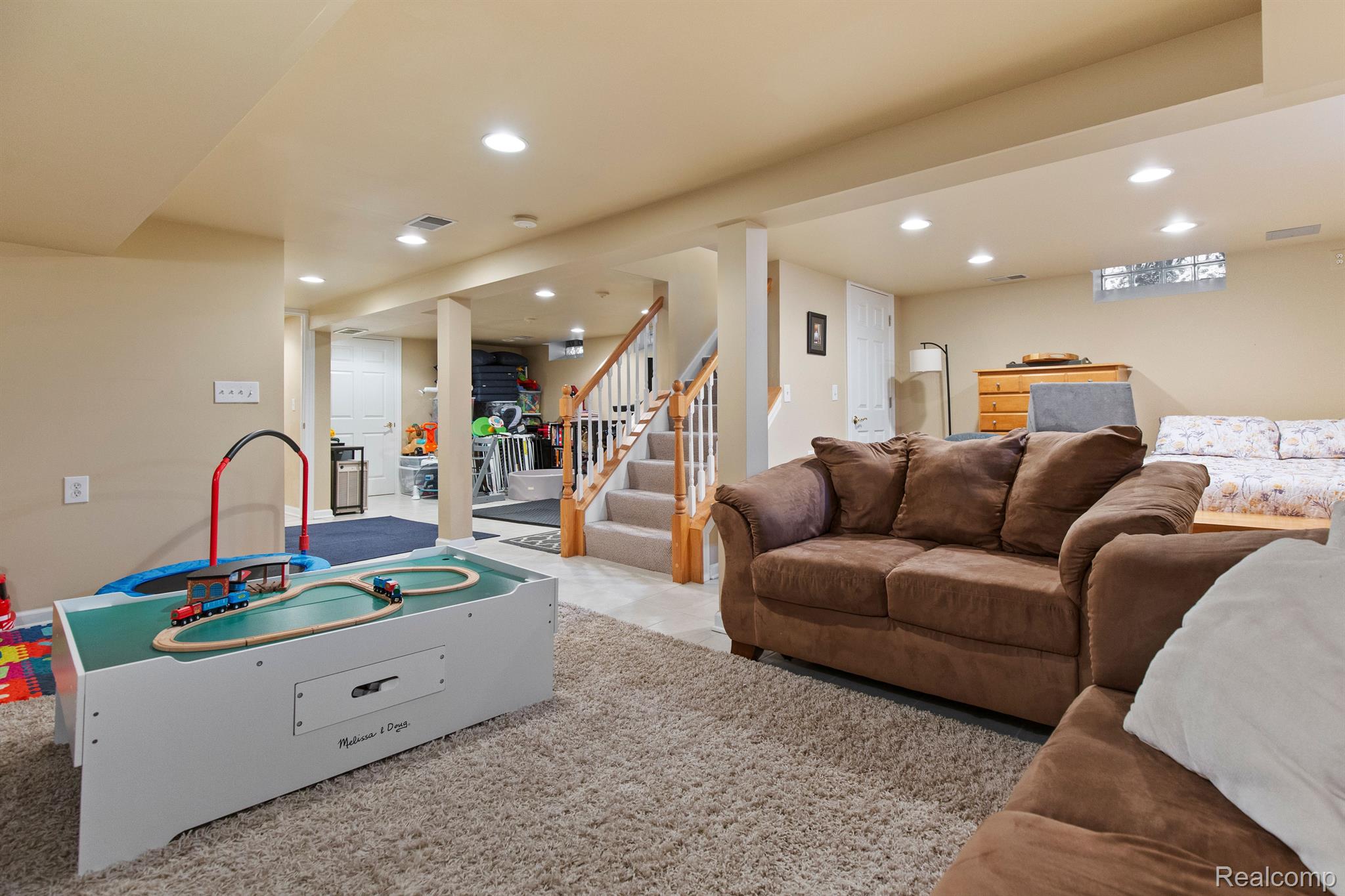 1395 ROSLYN Road