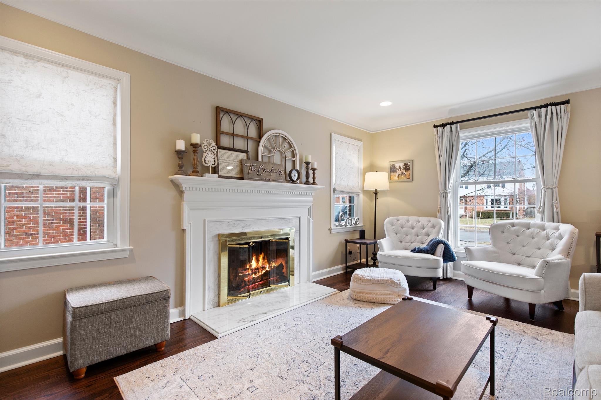 1395 ROSLYN Road