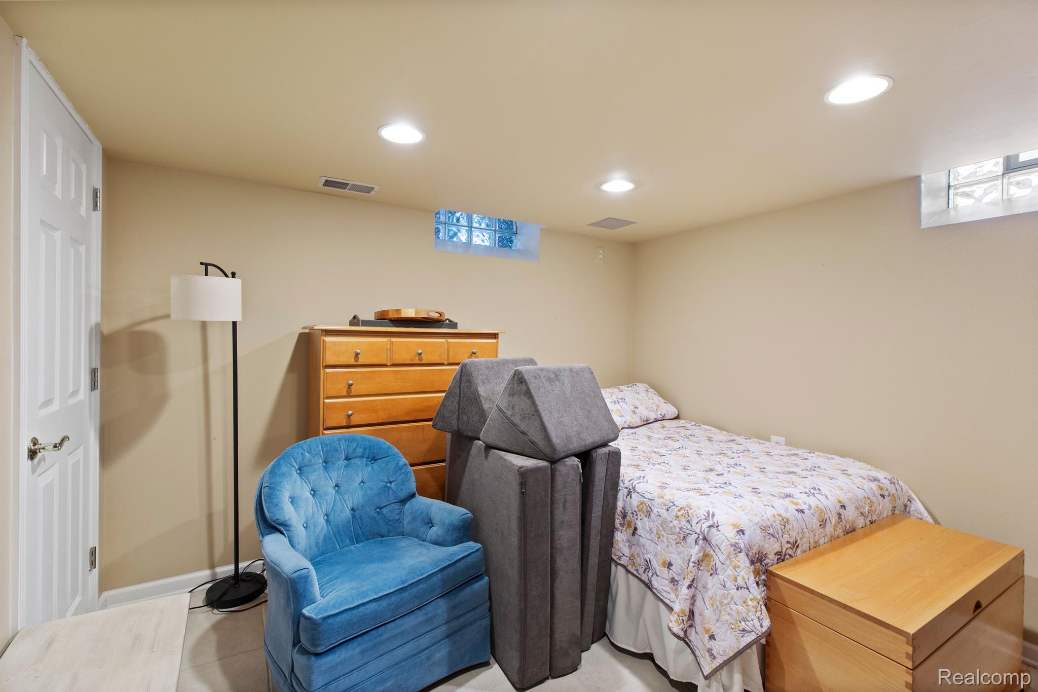 1395 ROSLYN Road