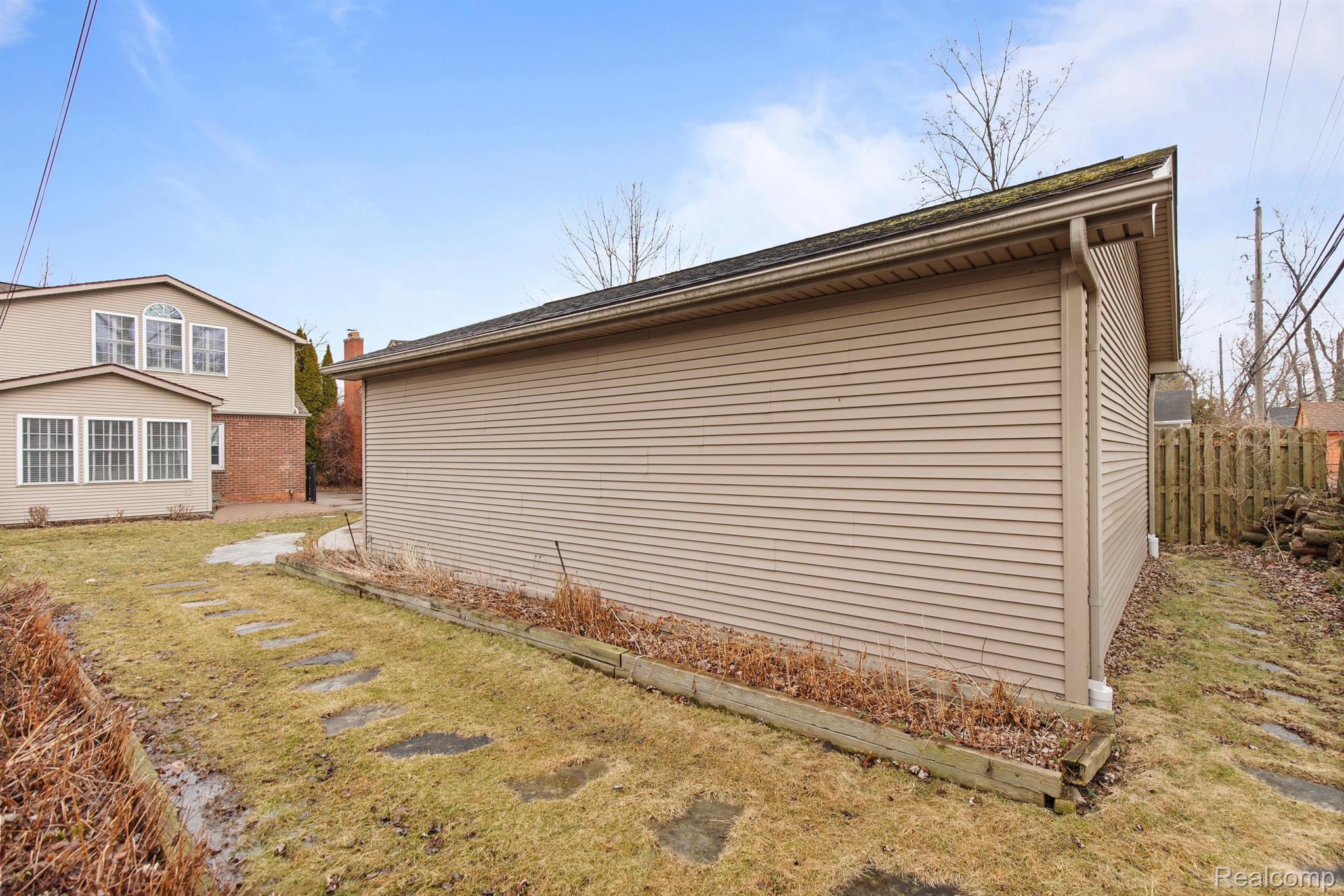 1395 ROSLYN Road