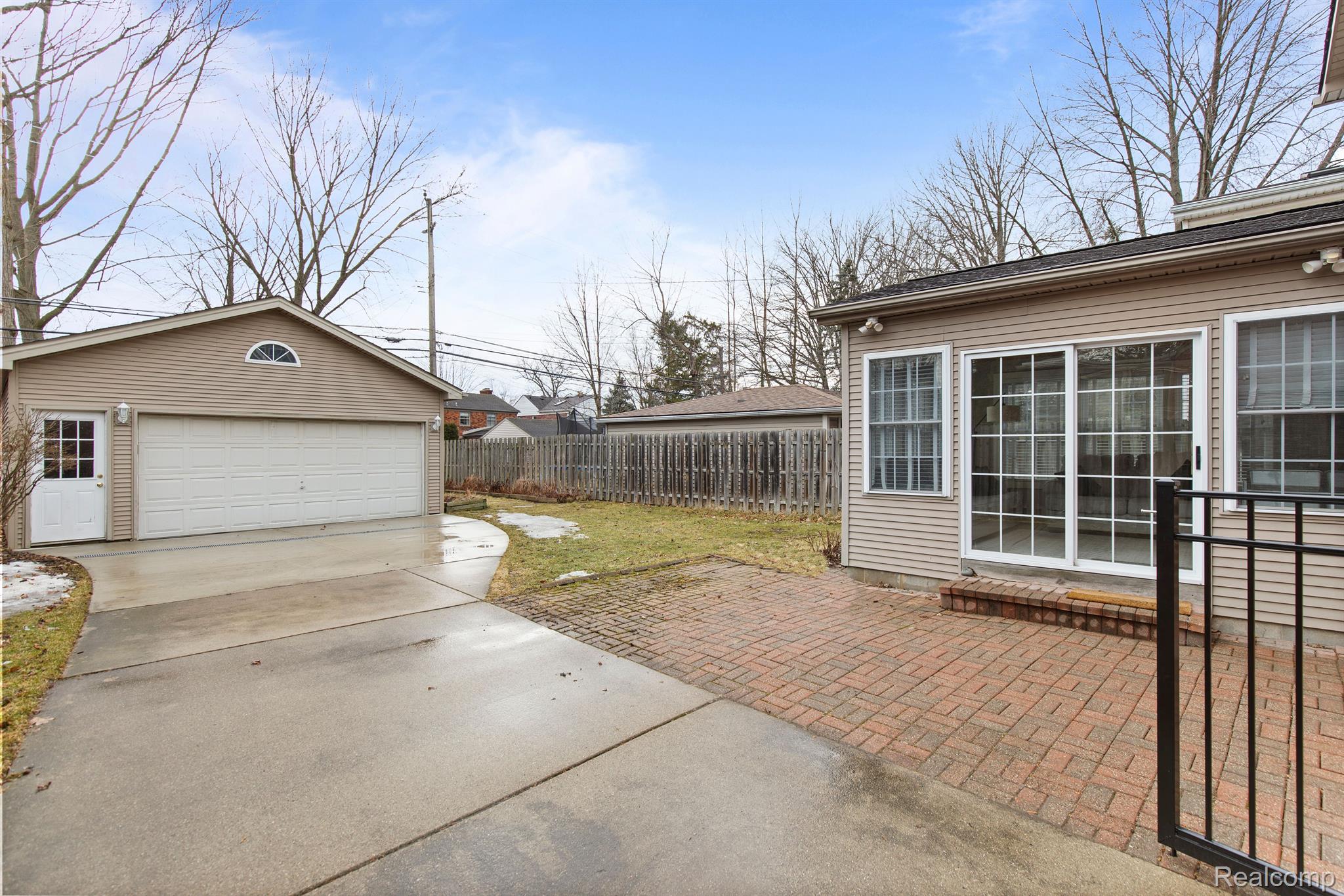 1395 ROSLYN Road