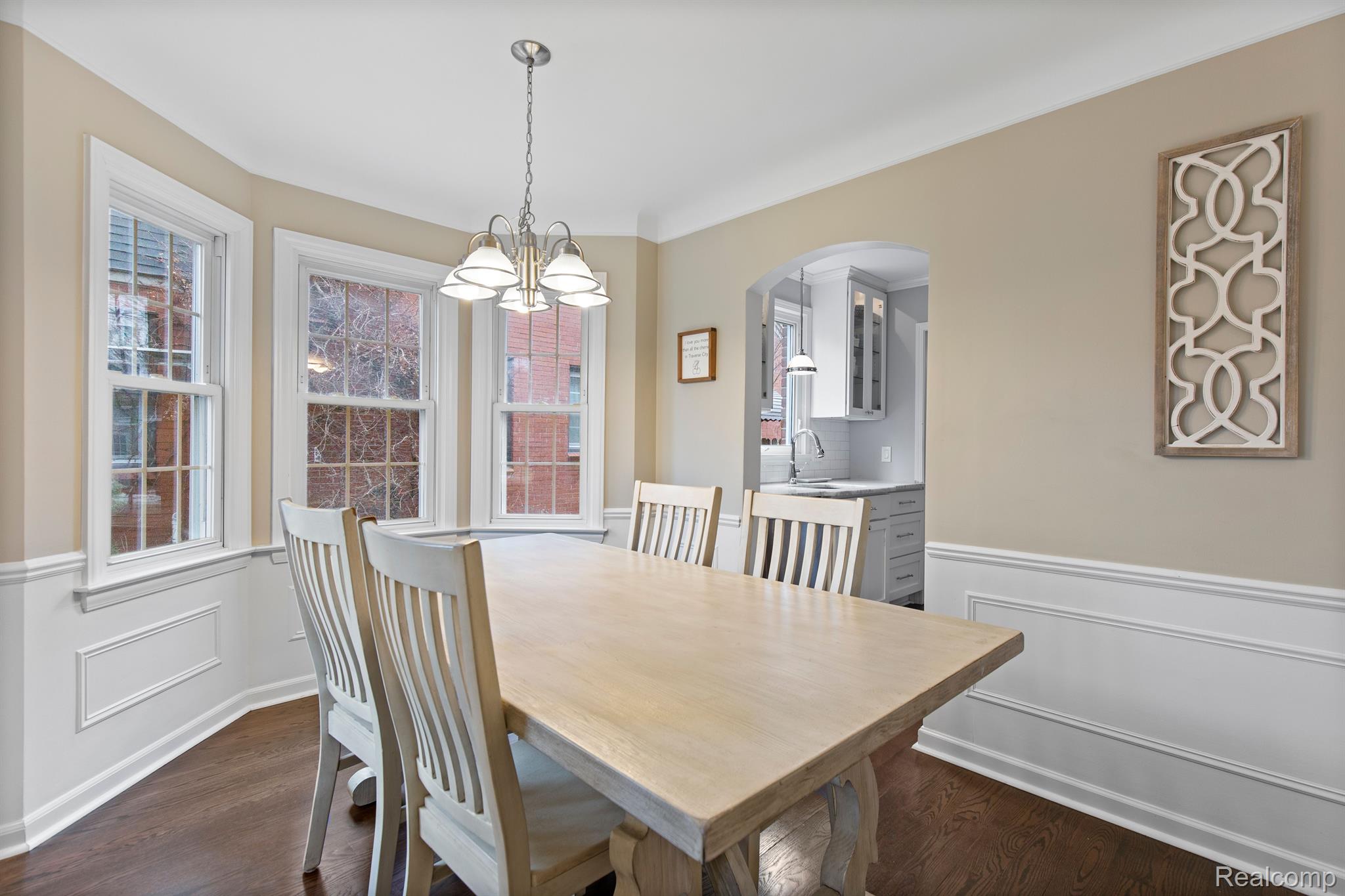 1395 ROSLYN Road
