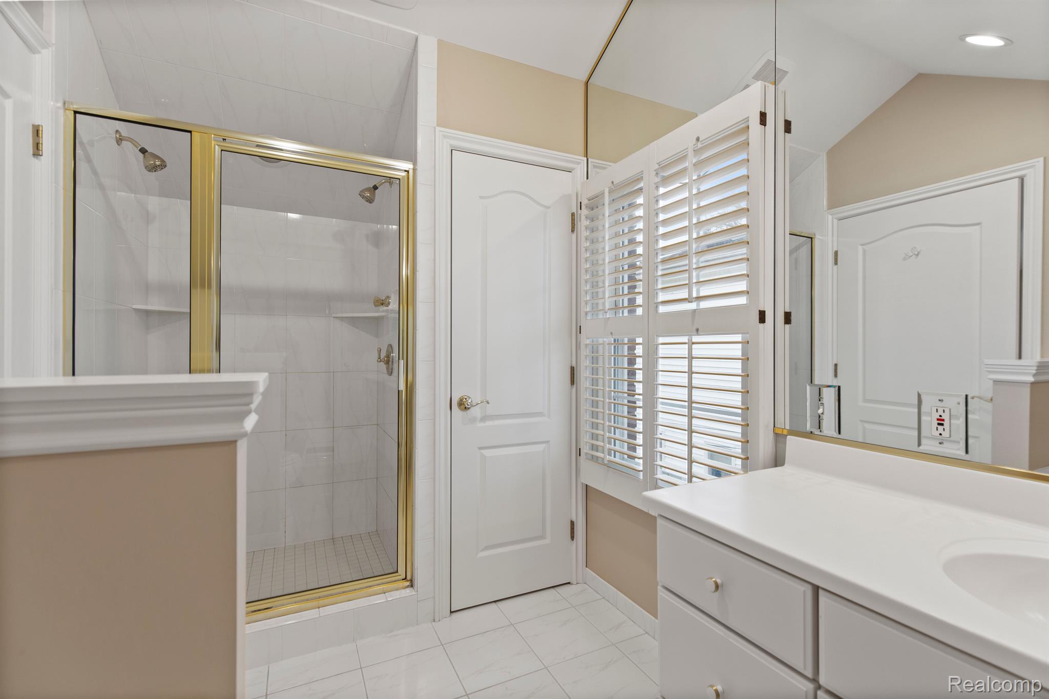 1395 ROSLYN Road