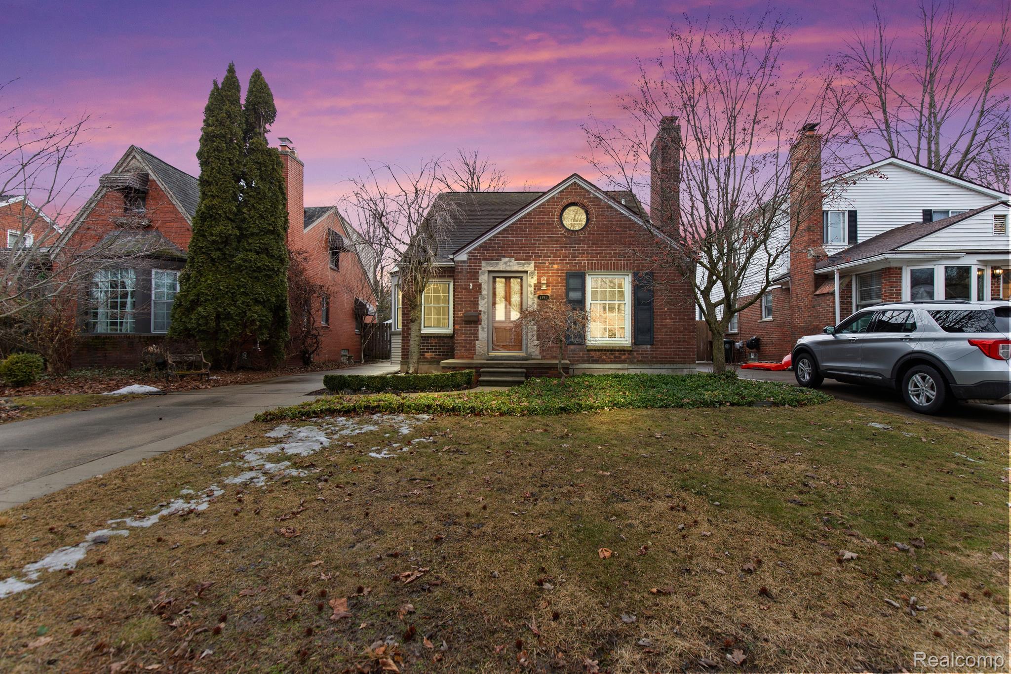1395 ROSLYN Road