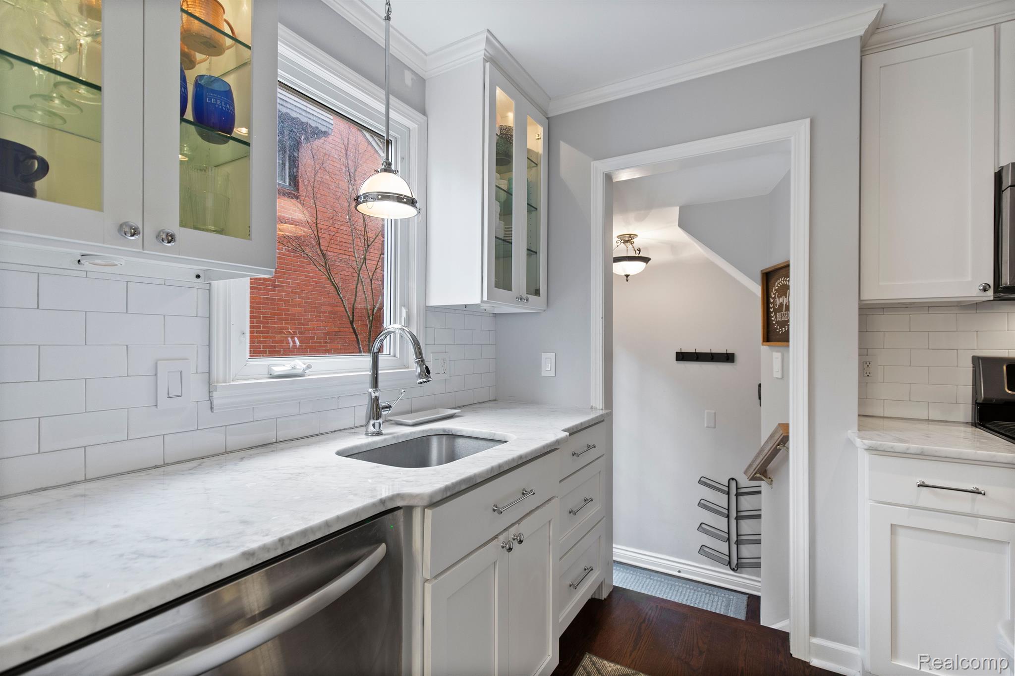 1395 ROSLYN Road
