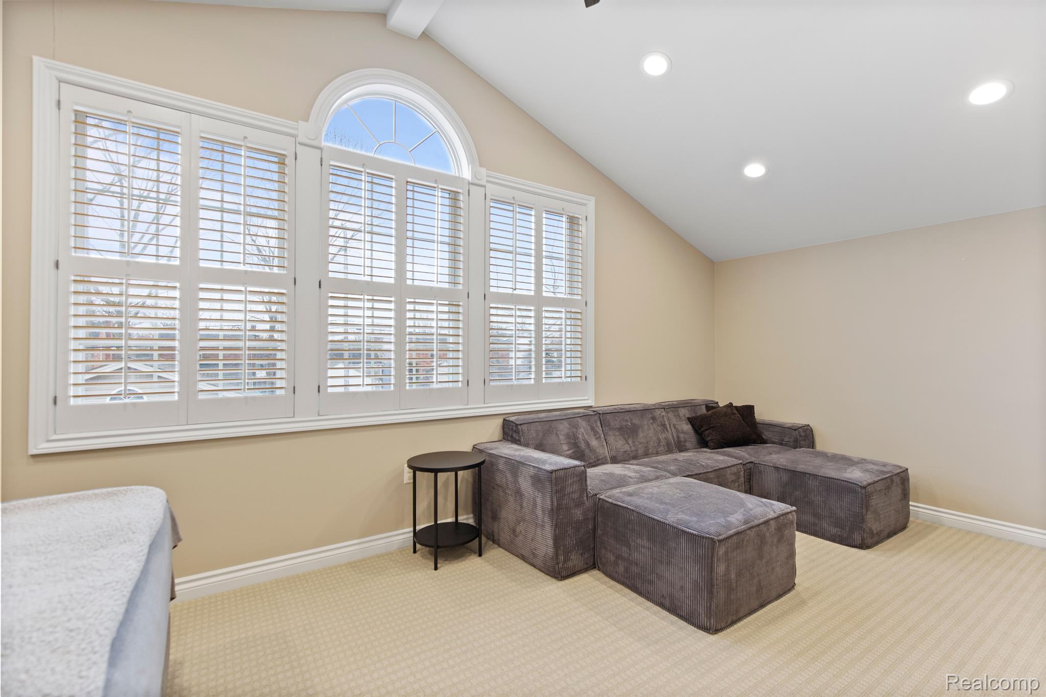 1395 ROSLYN Road
