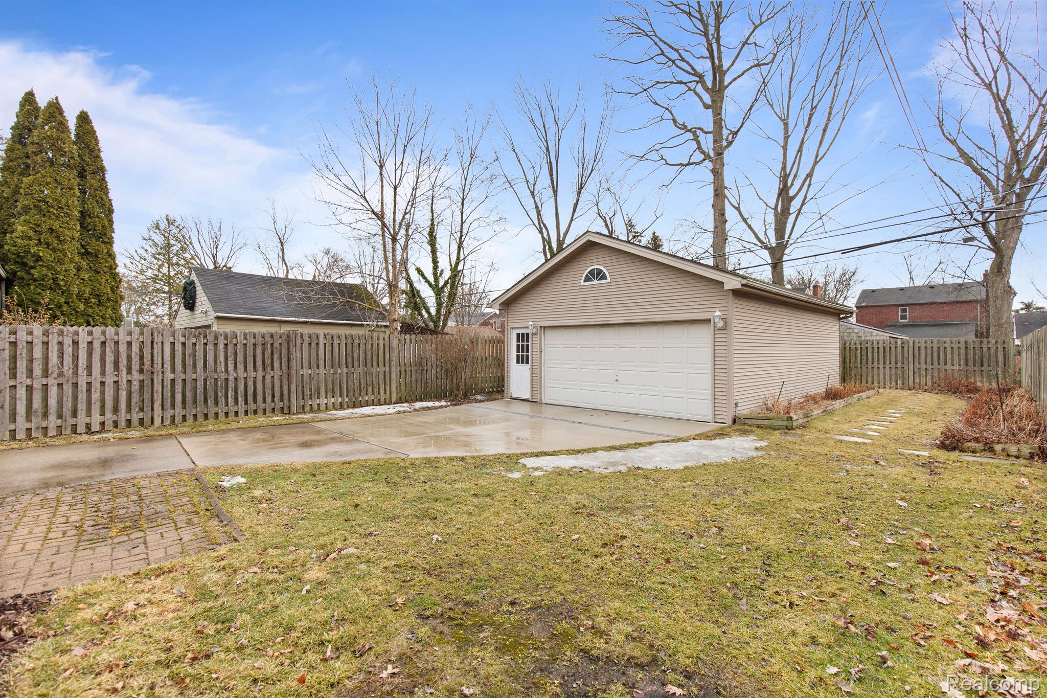 1395 ROSLYN Road