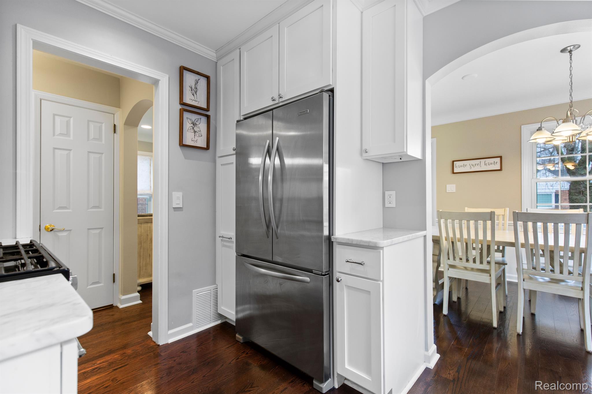 1395 ROSLYN Road