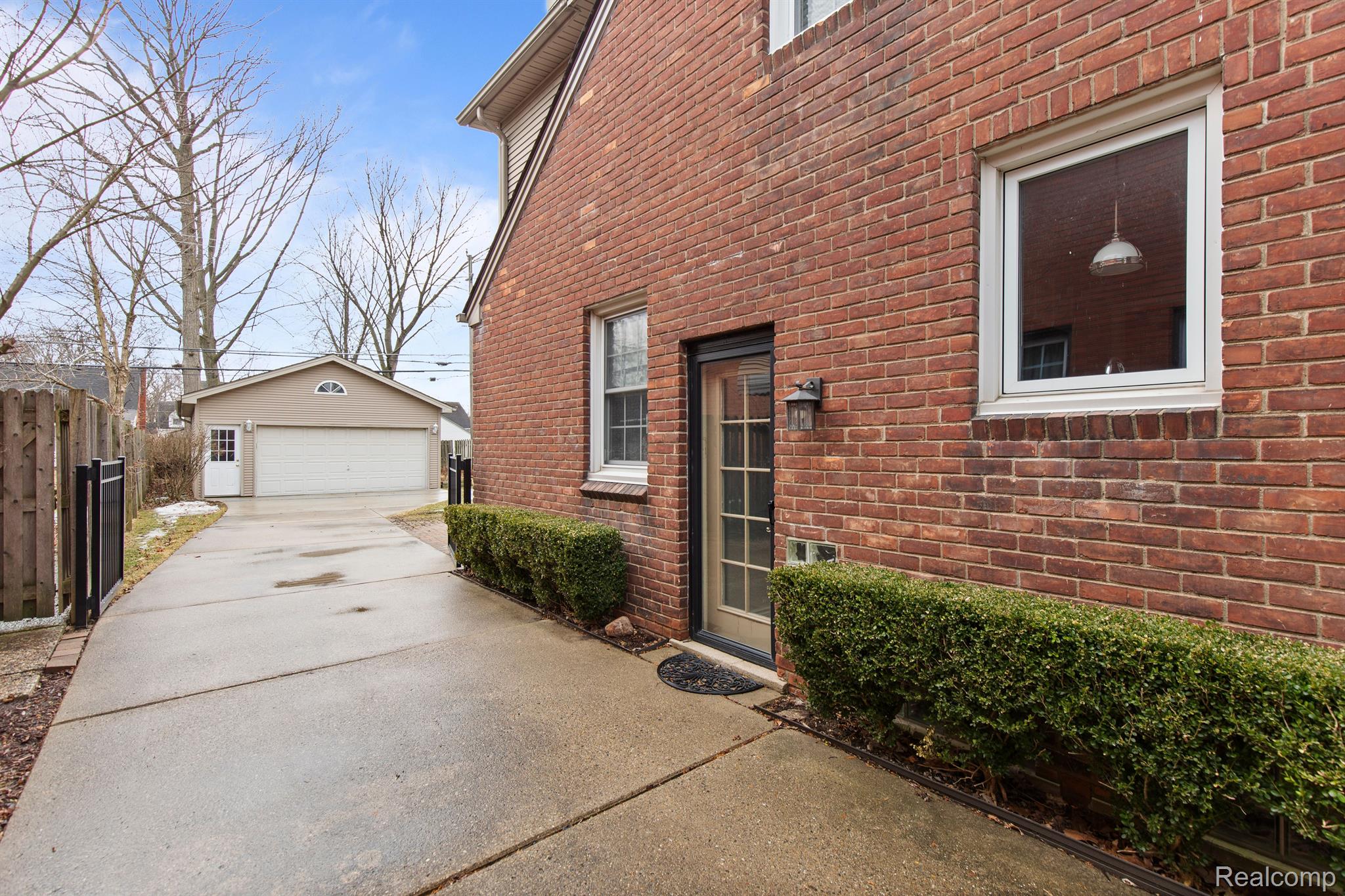 1395 ROSLYN Road