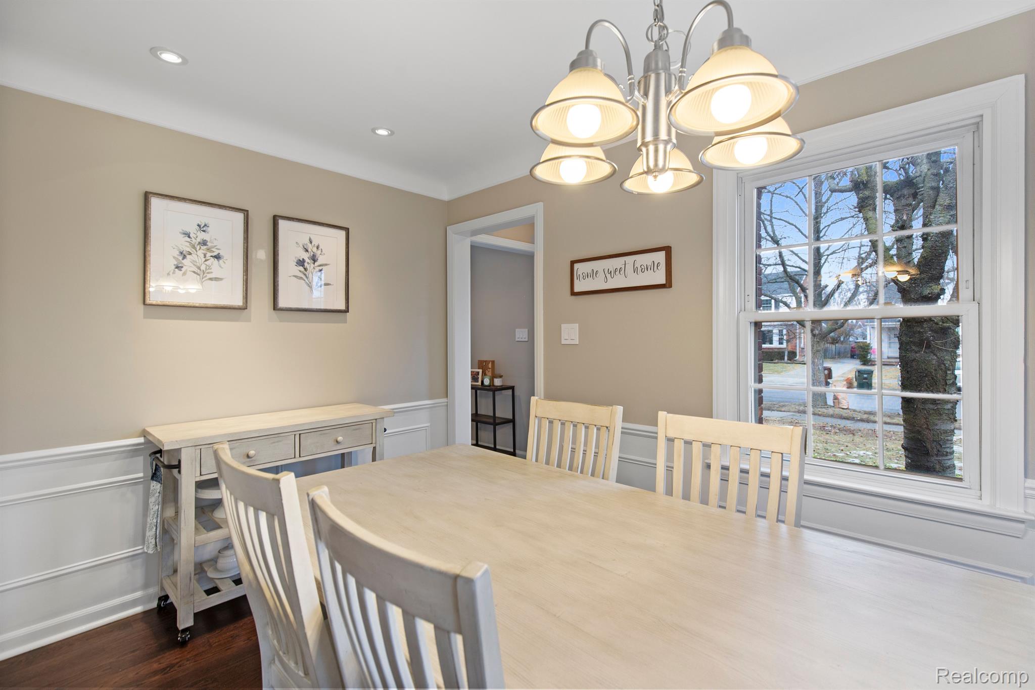 1395 ROSLYN Road