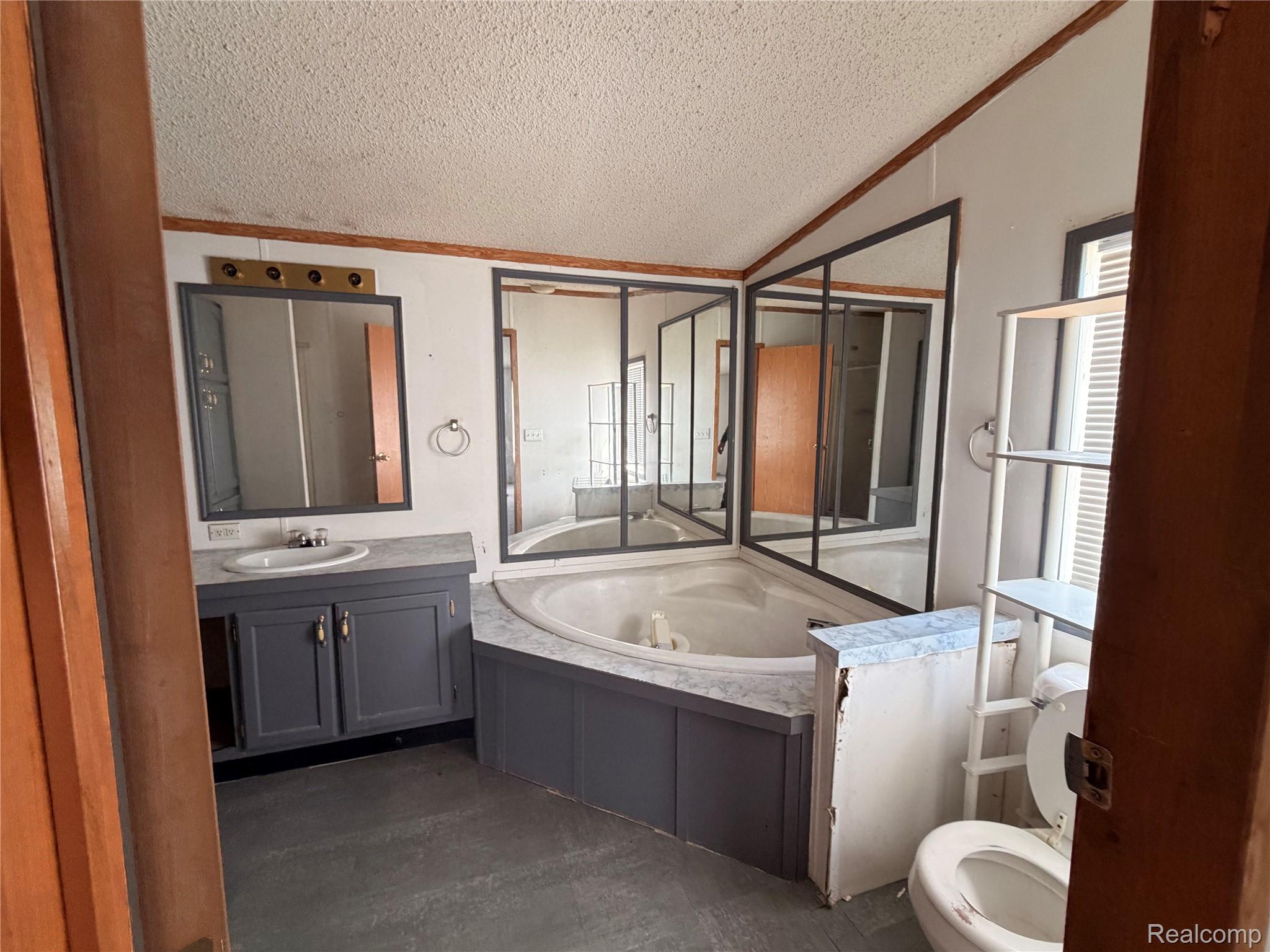 7065 El paso Boulevard