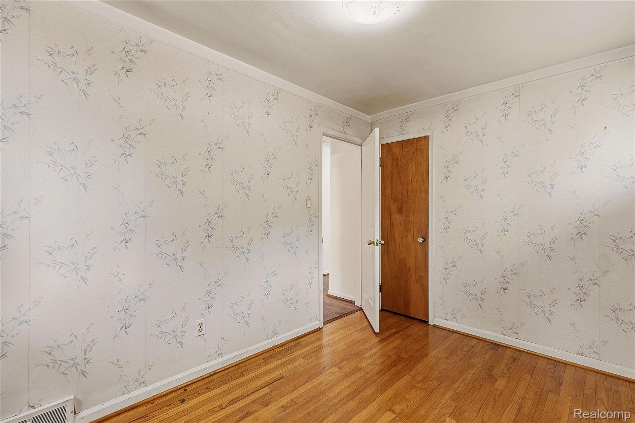 9538 Hazelton