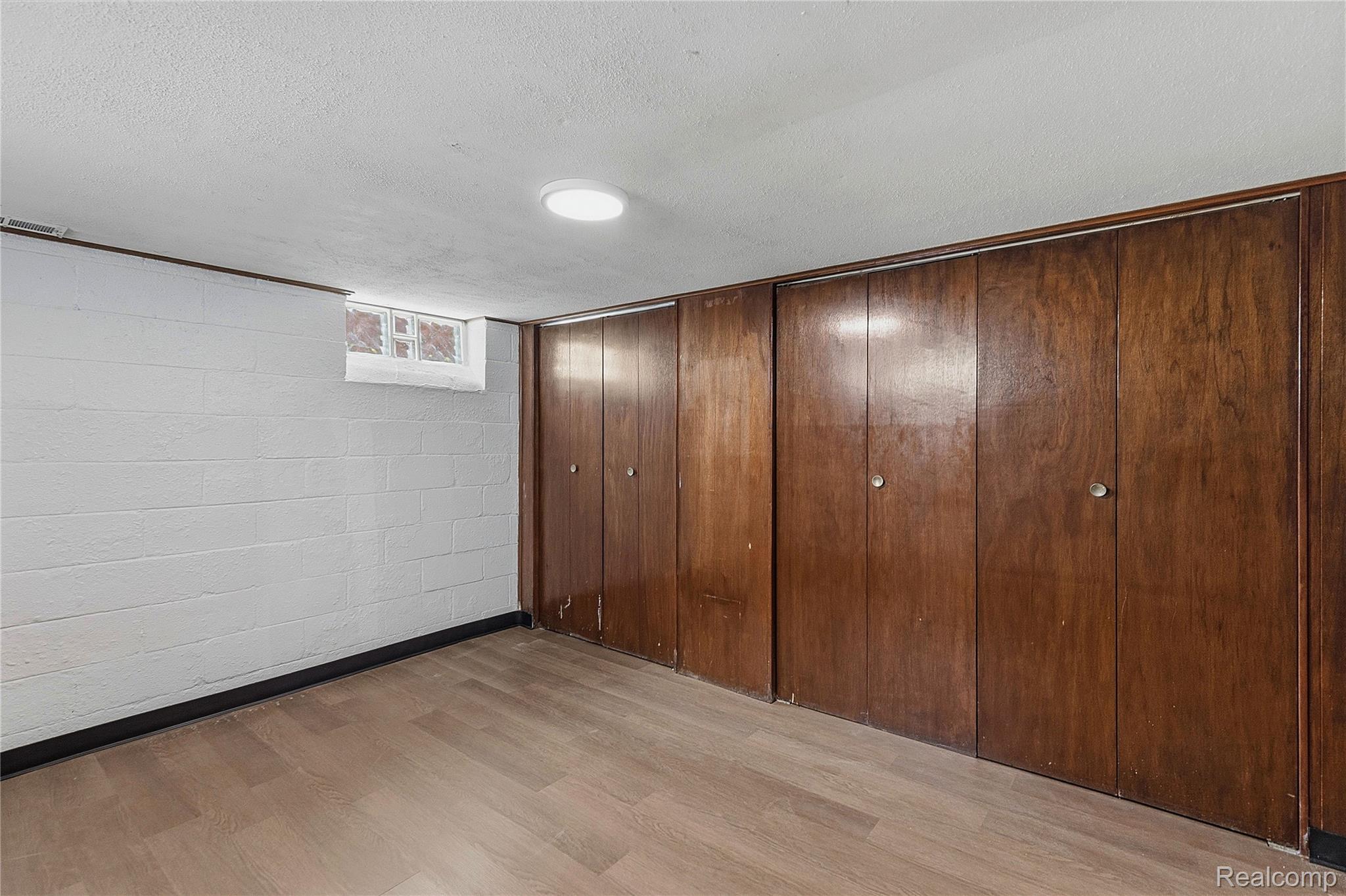 9538 Hazelton