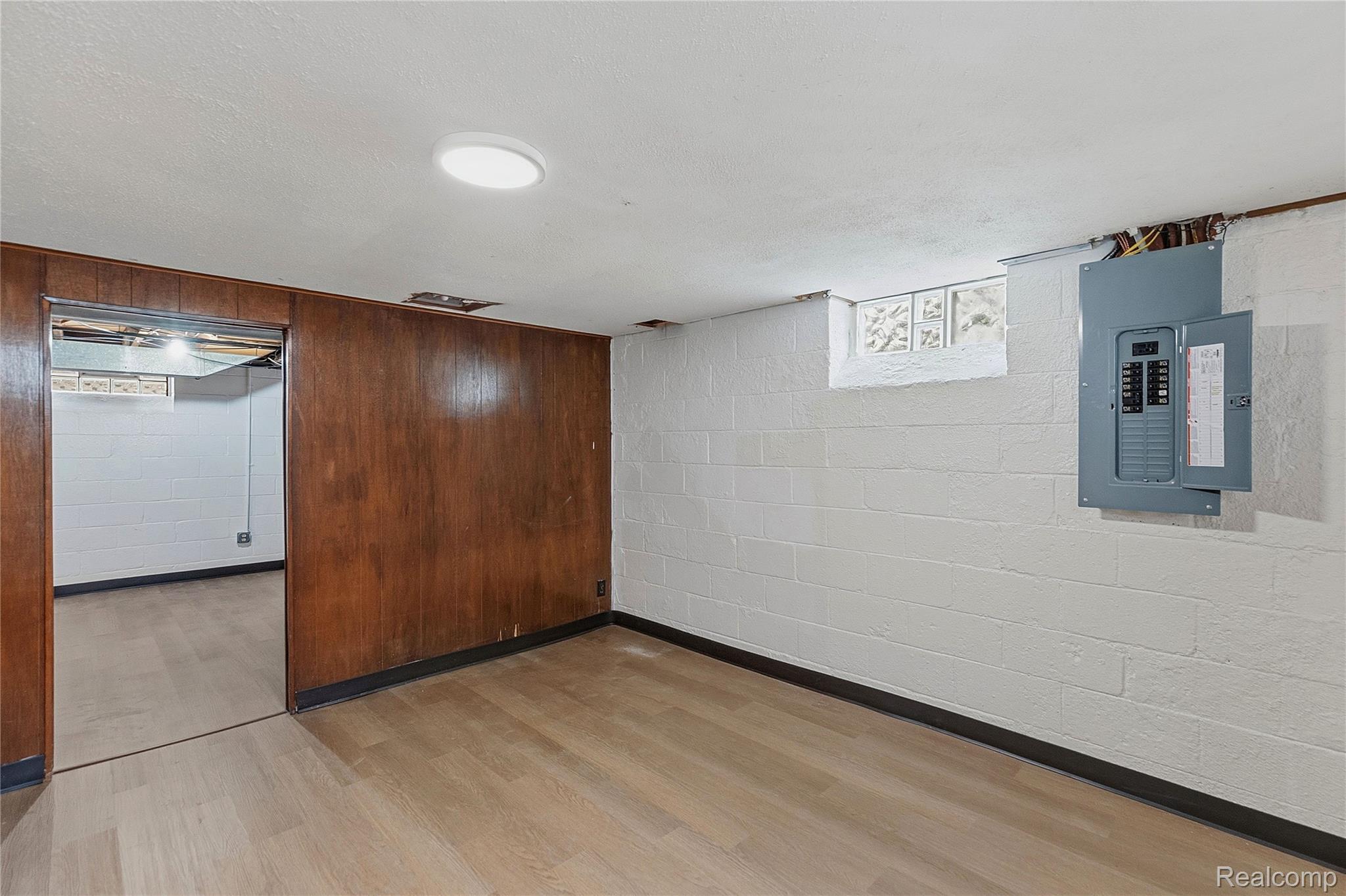 9538 Hazelton