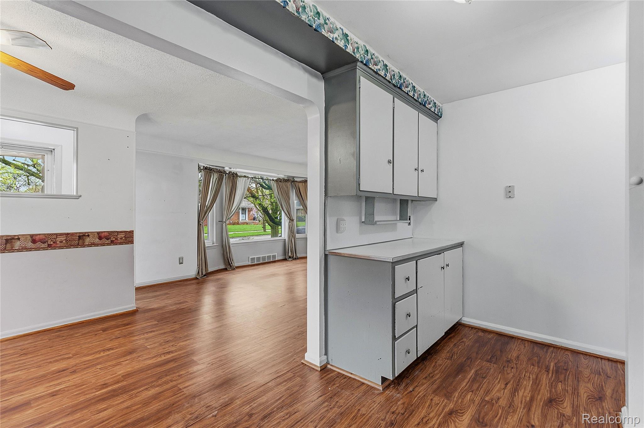 9538 Hazelton