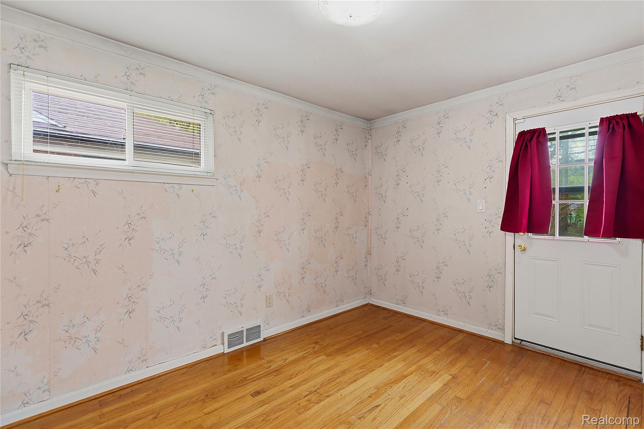 9538 Hazelton