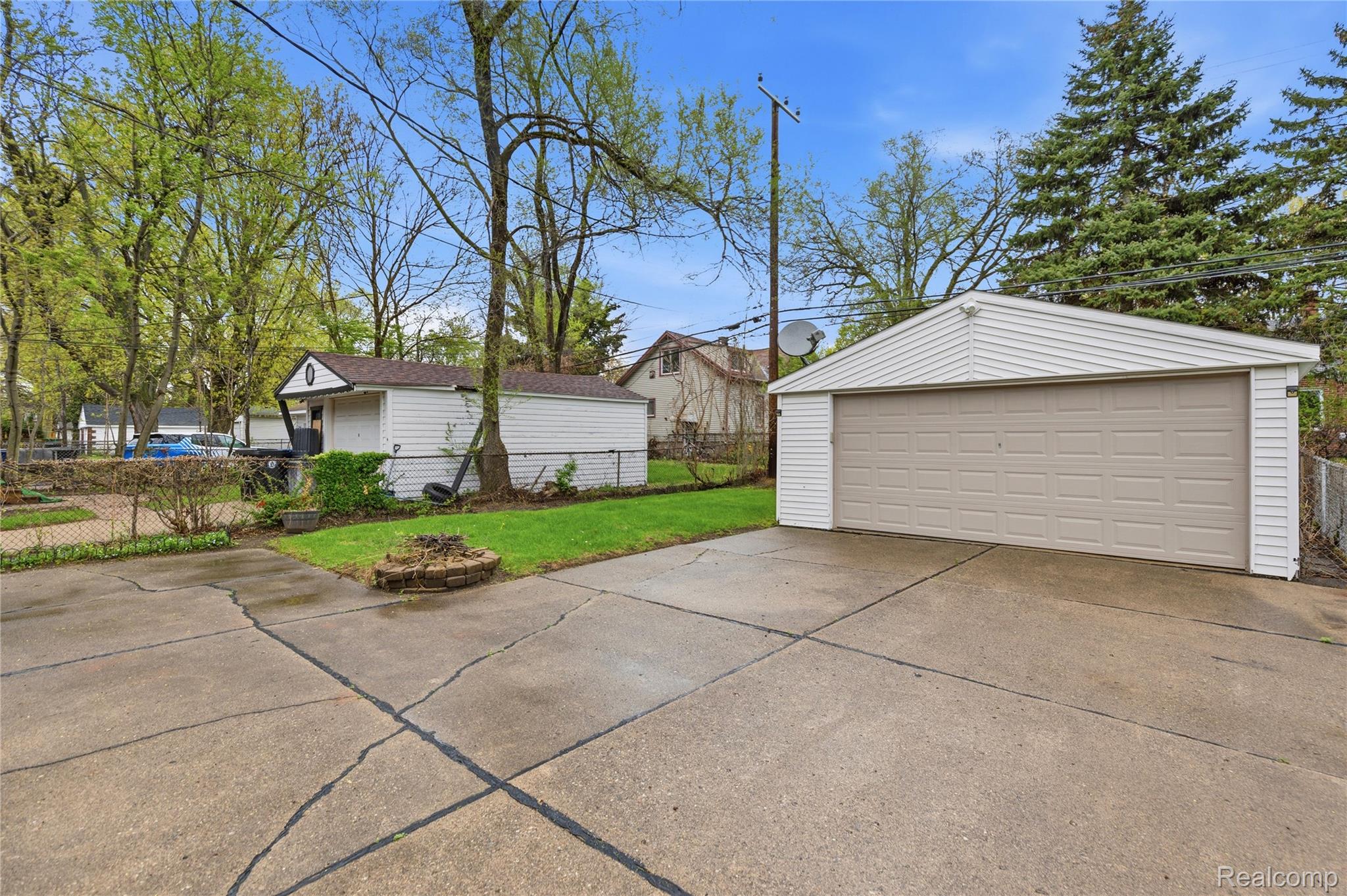 9538 Hazelton