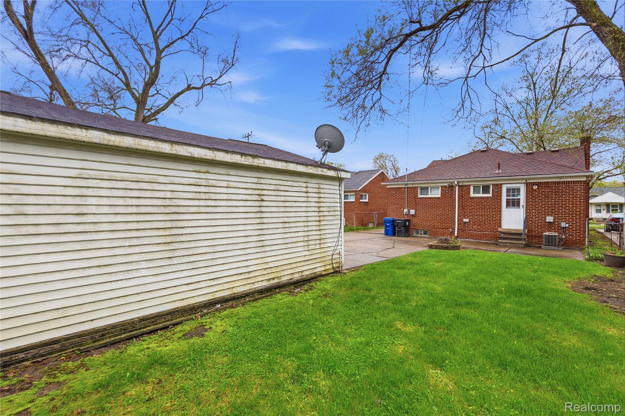 9538 Hazelton