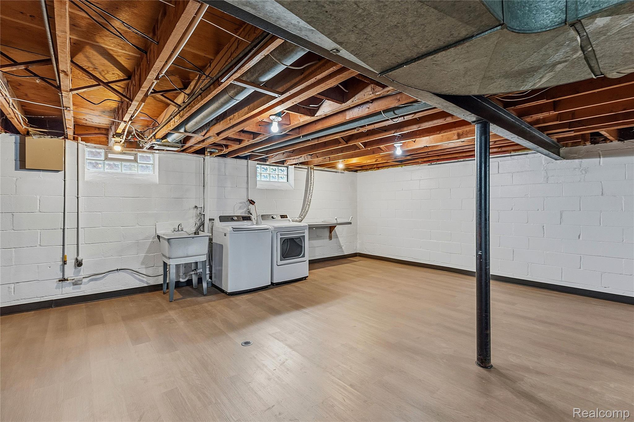9538 Hazelton