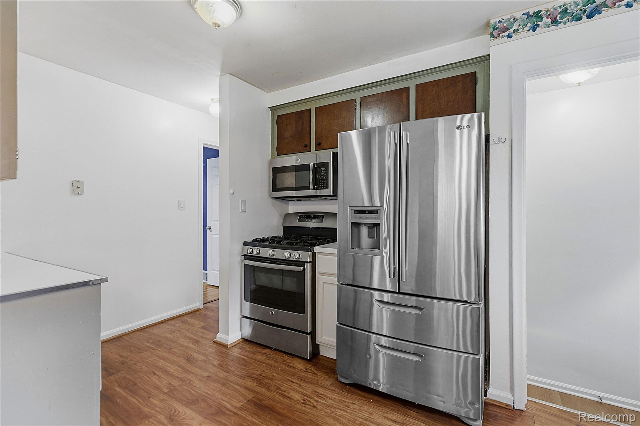 9538 Hazelton