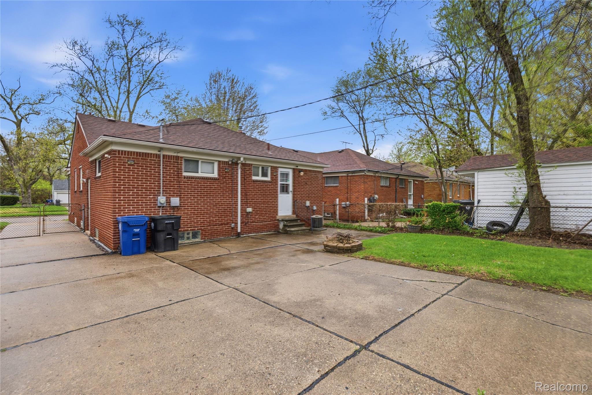 9538 Hazelton