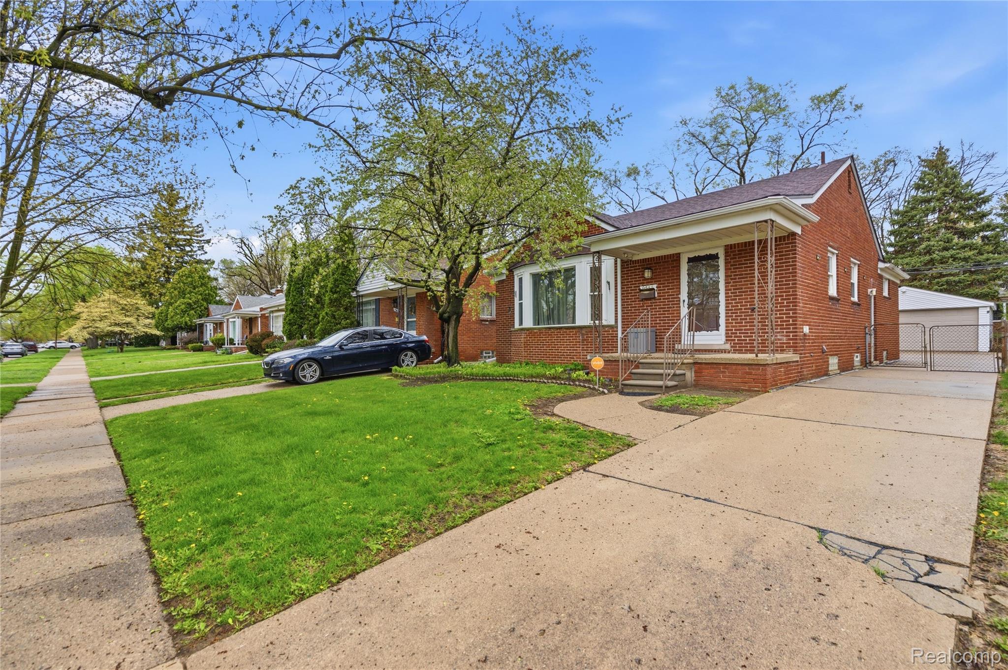 9538 Hazelton