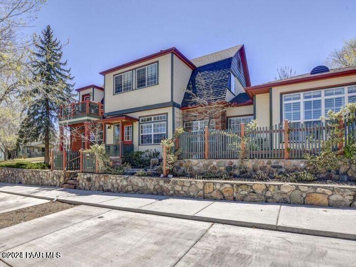 325 E Union 'The Townhouse' Street