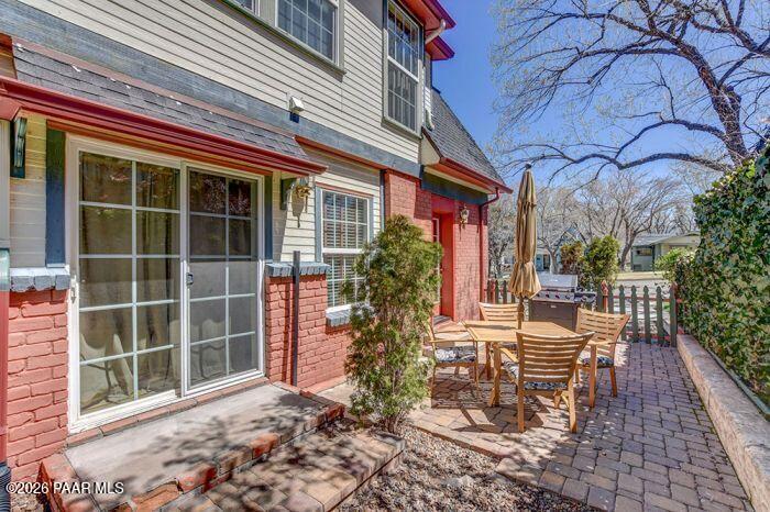 325 E Union 'The Townhouse' Street