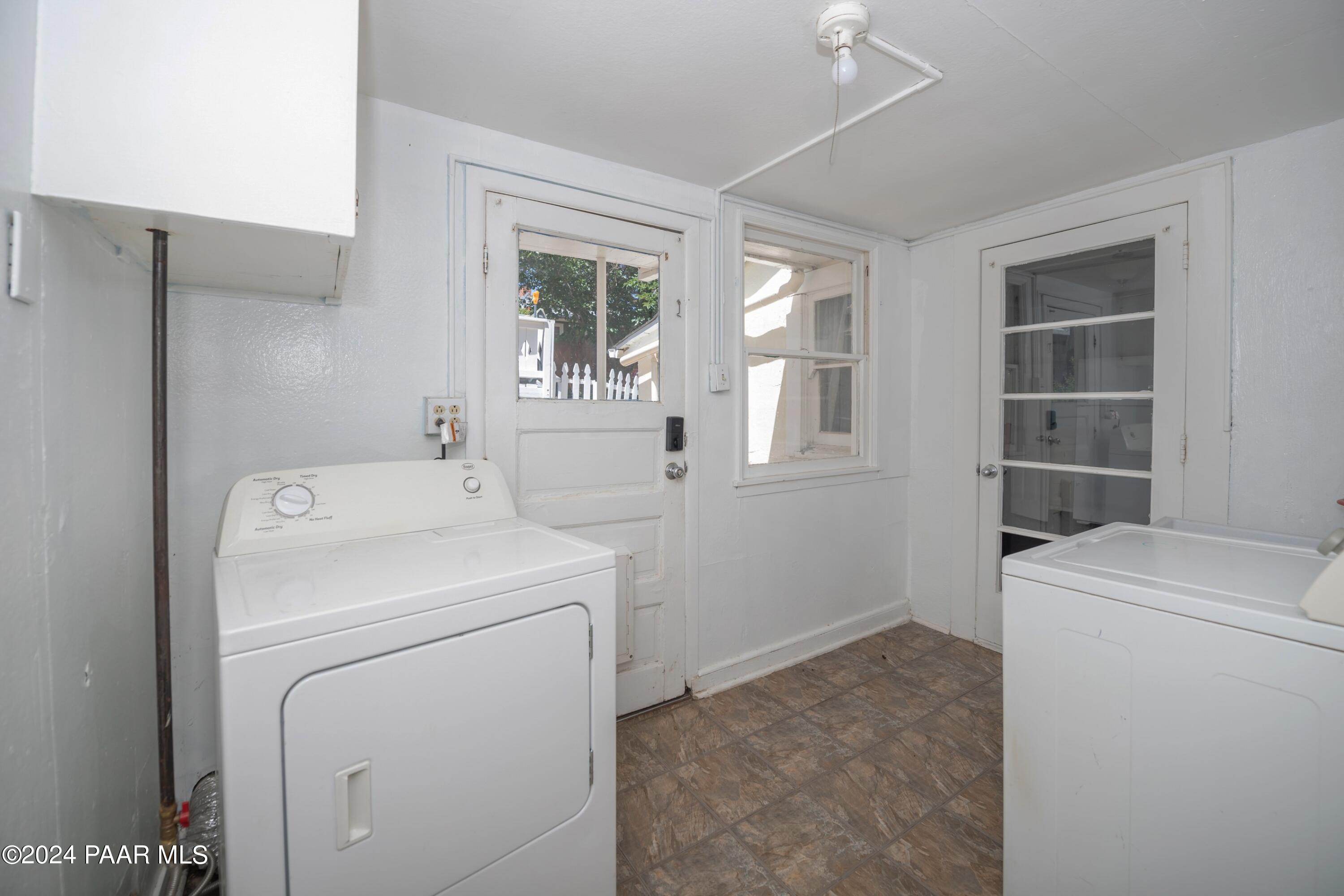 907 & 911 E Goodwin Street