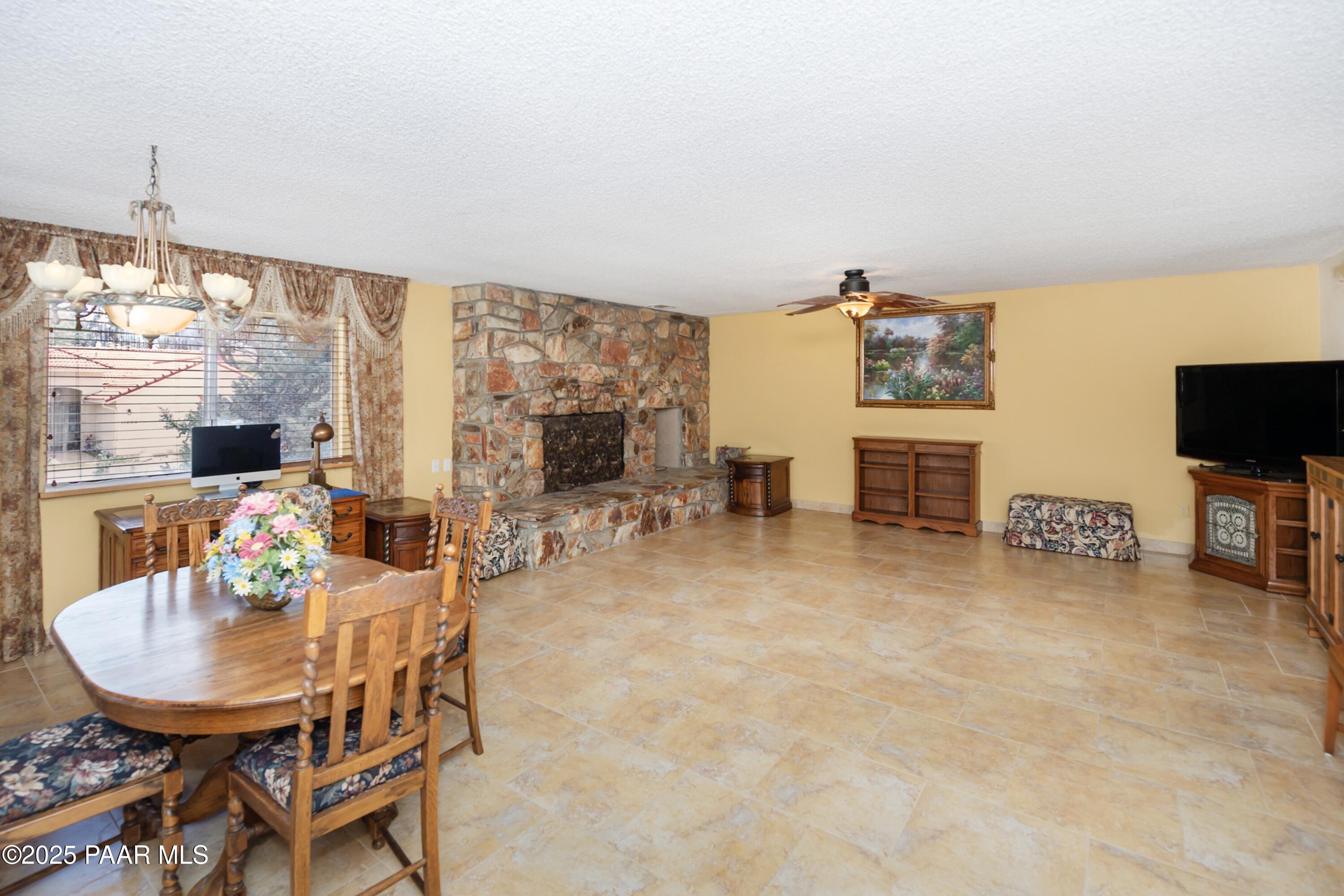 1170 N Broken Wagon Trail