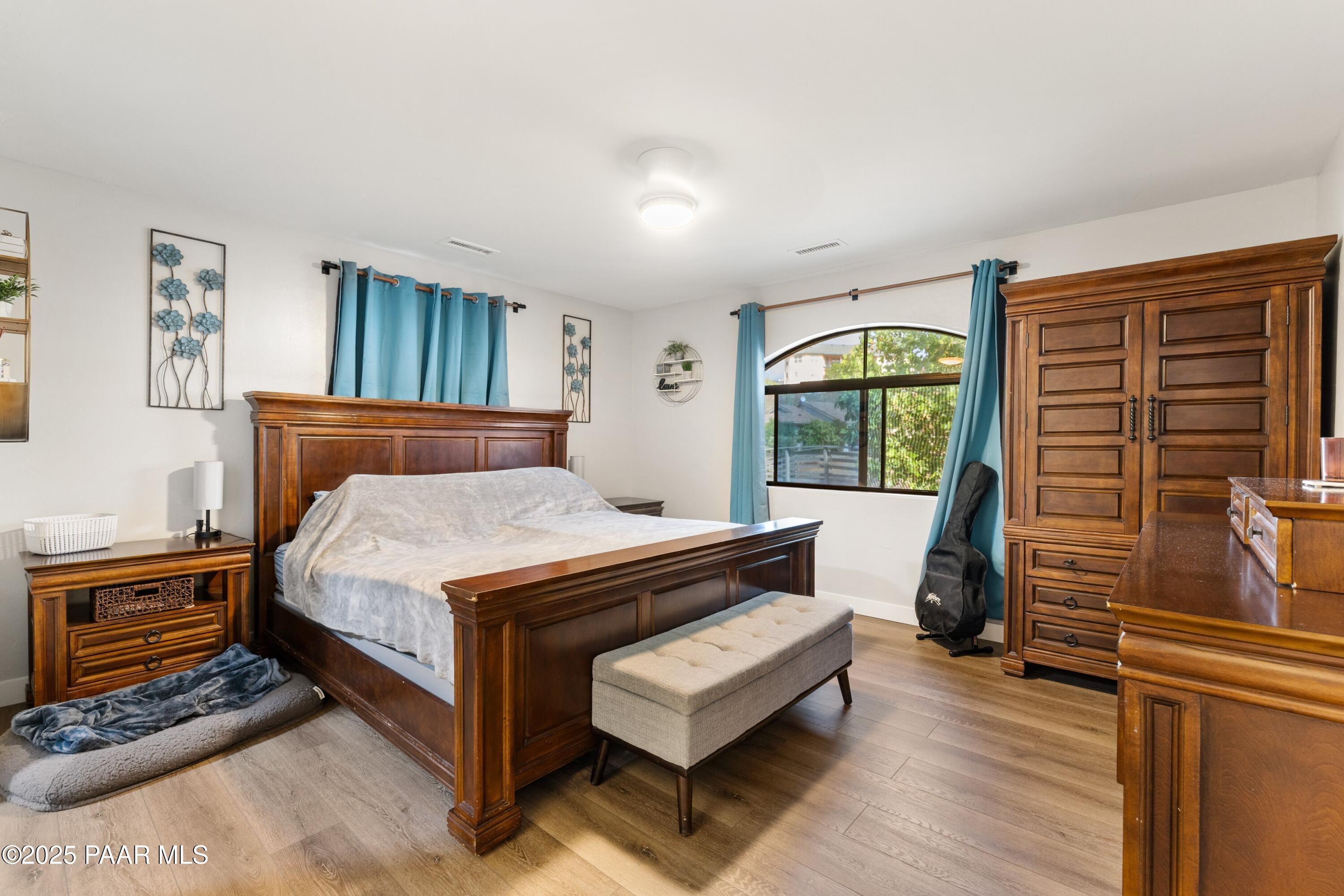 4714 N Sheridan Lane