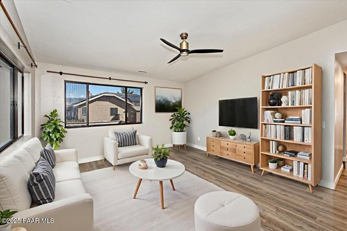 4714 N Sheridan Lane