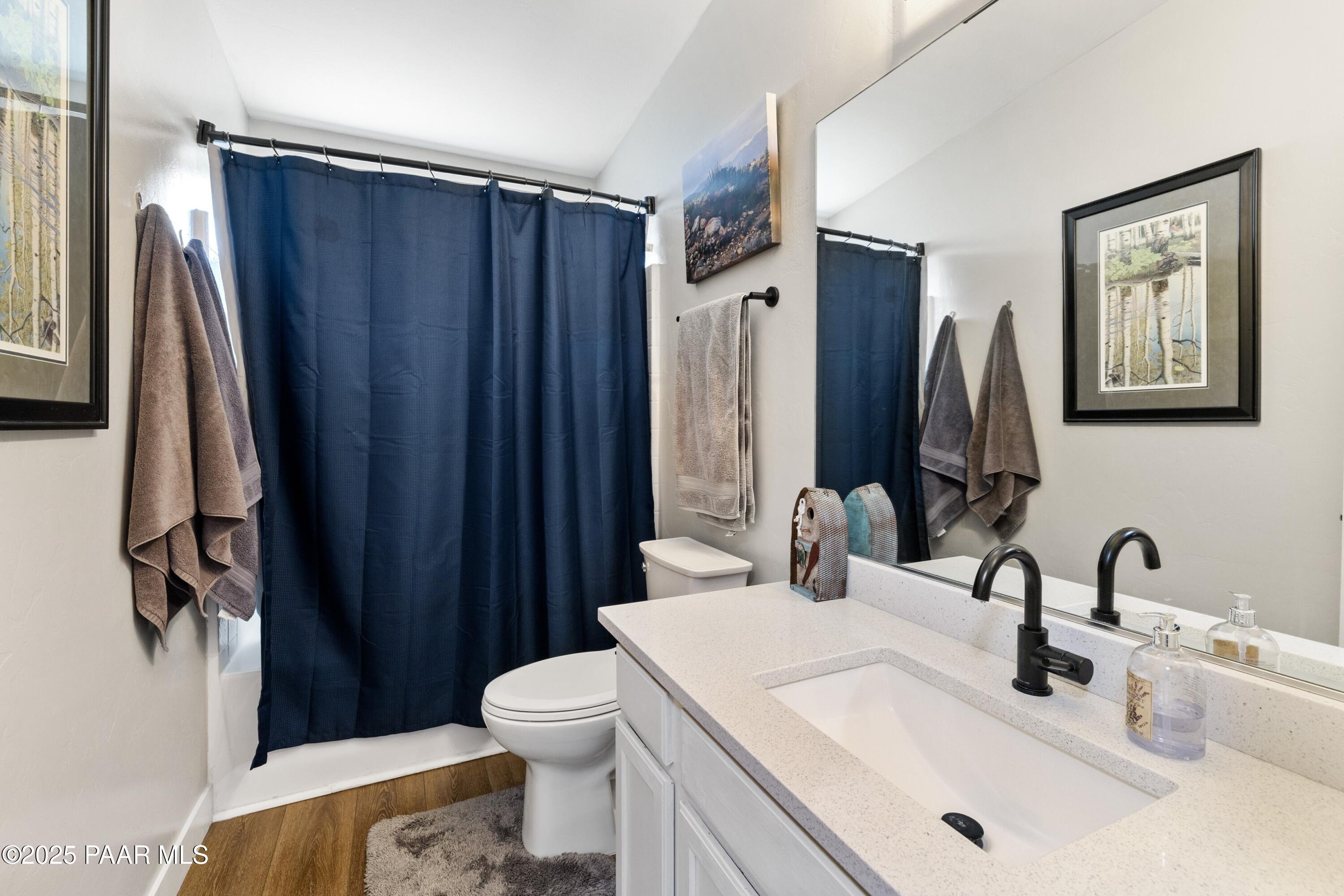 4714 N Sheridan Lane