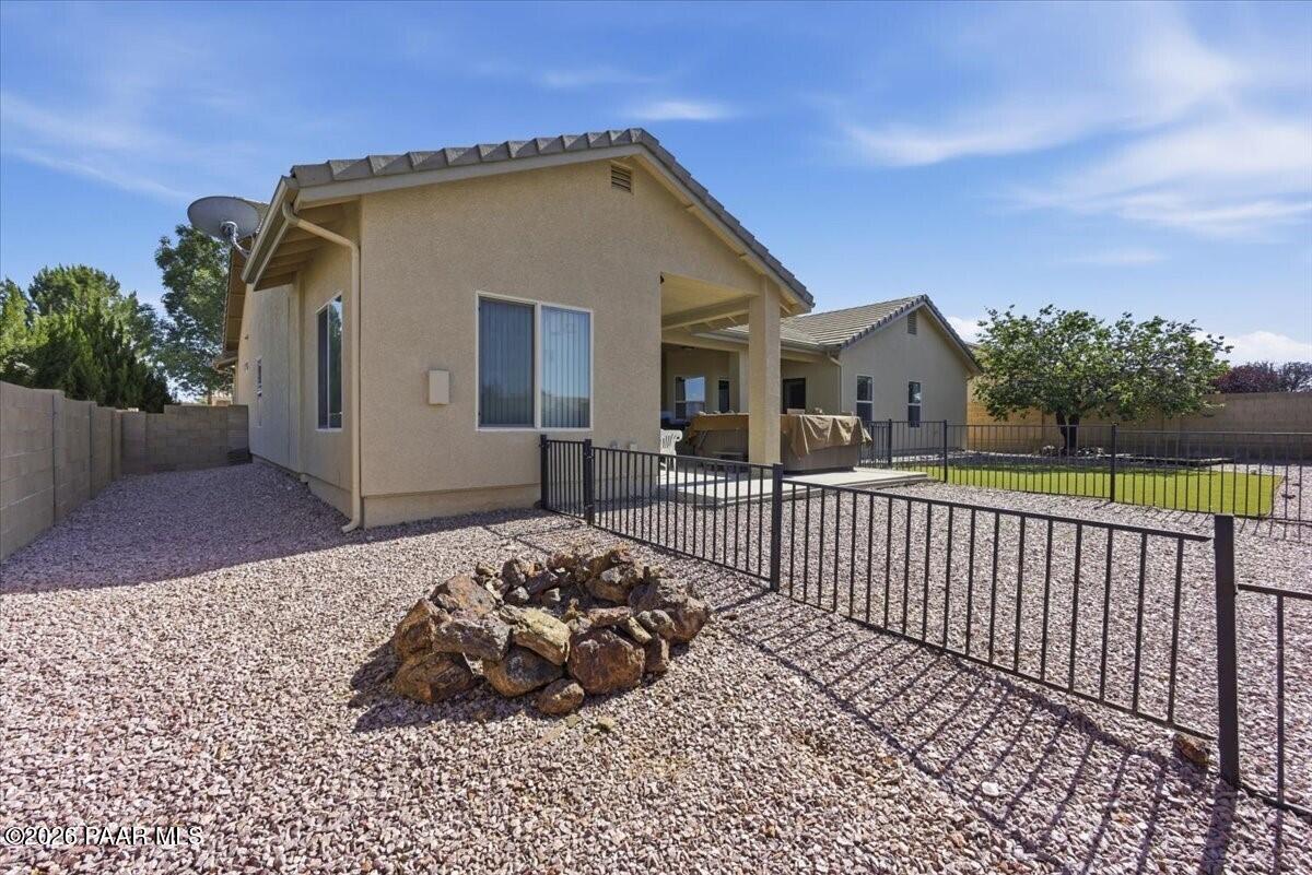 7671 N Outlook Lane