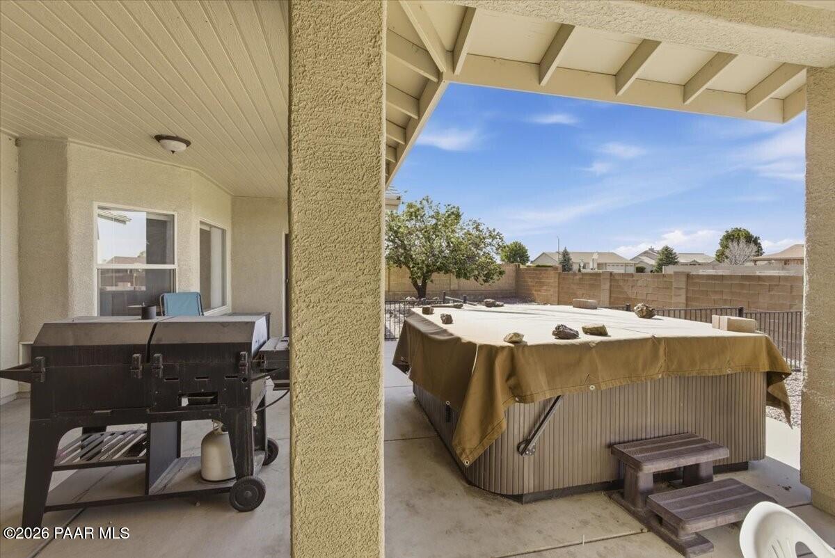 7671 N Outlook Lane