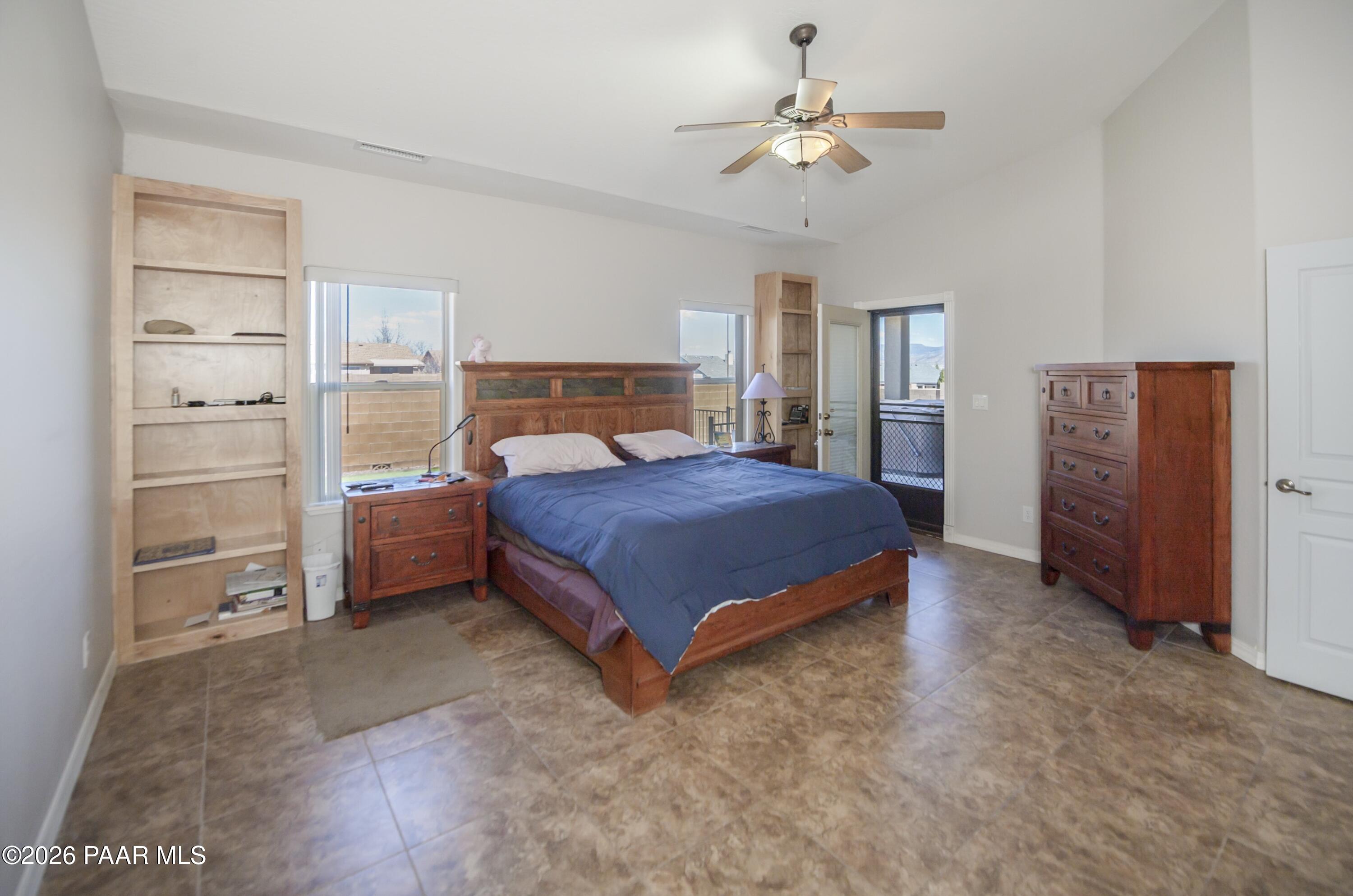 7671 N Outlook Lane