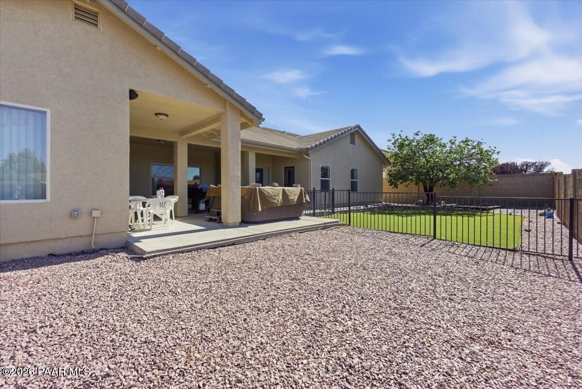 7671 N Outlook Lane