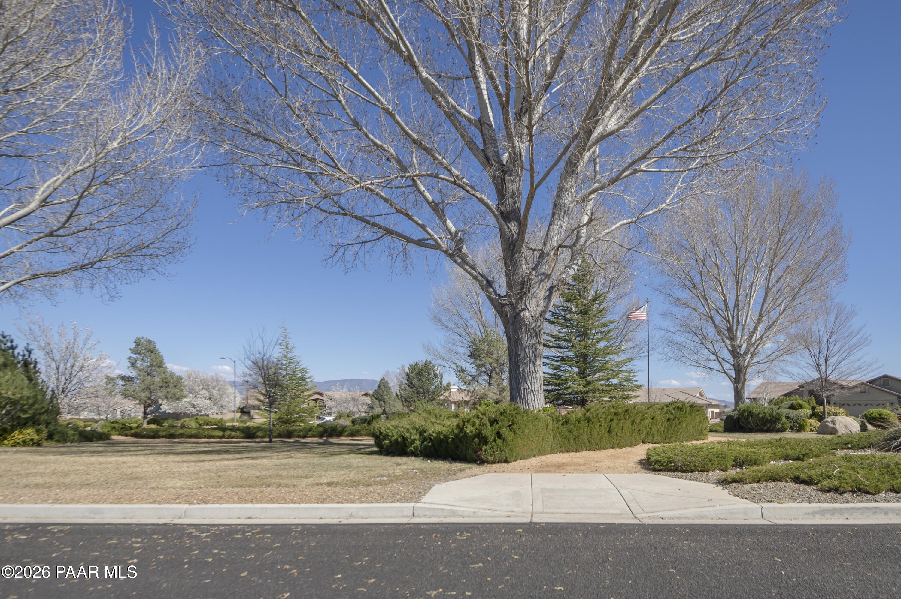 7671 N Outlook Lane