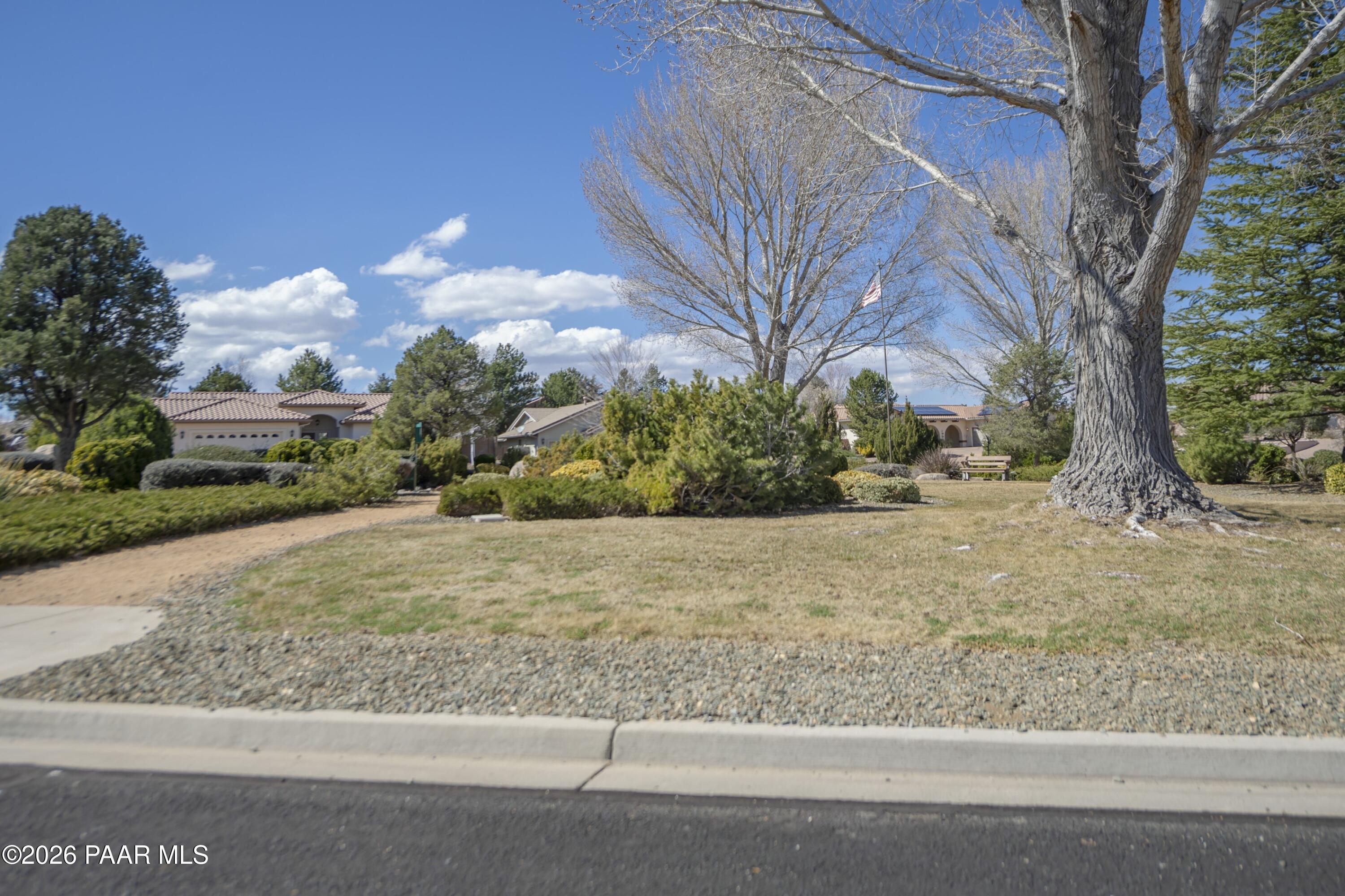 7671 N Outlook Lane