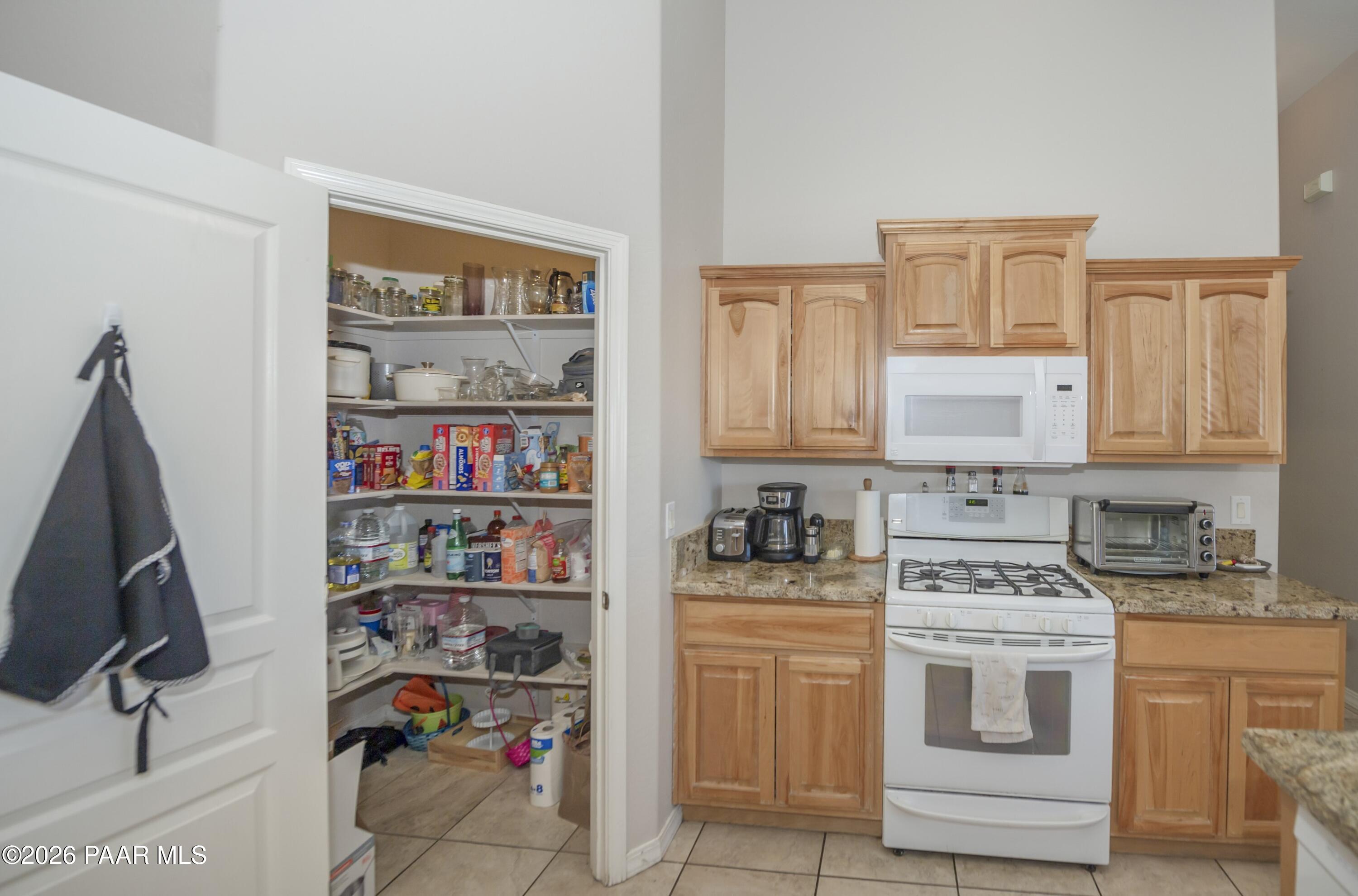 7671 N Outlook Lane