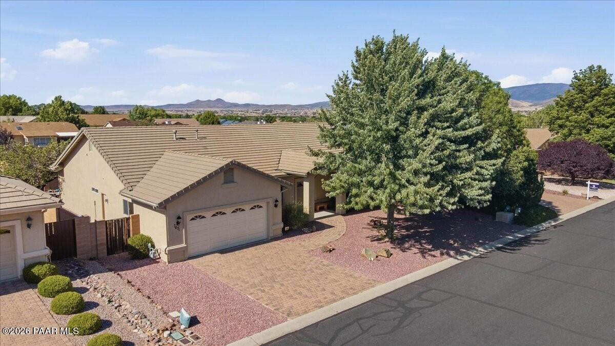 7671 N Outlook Lane