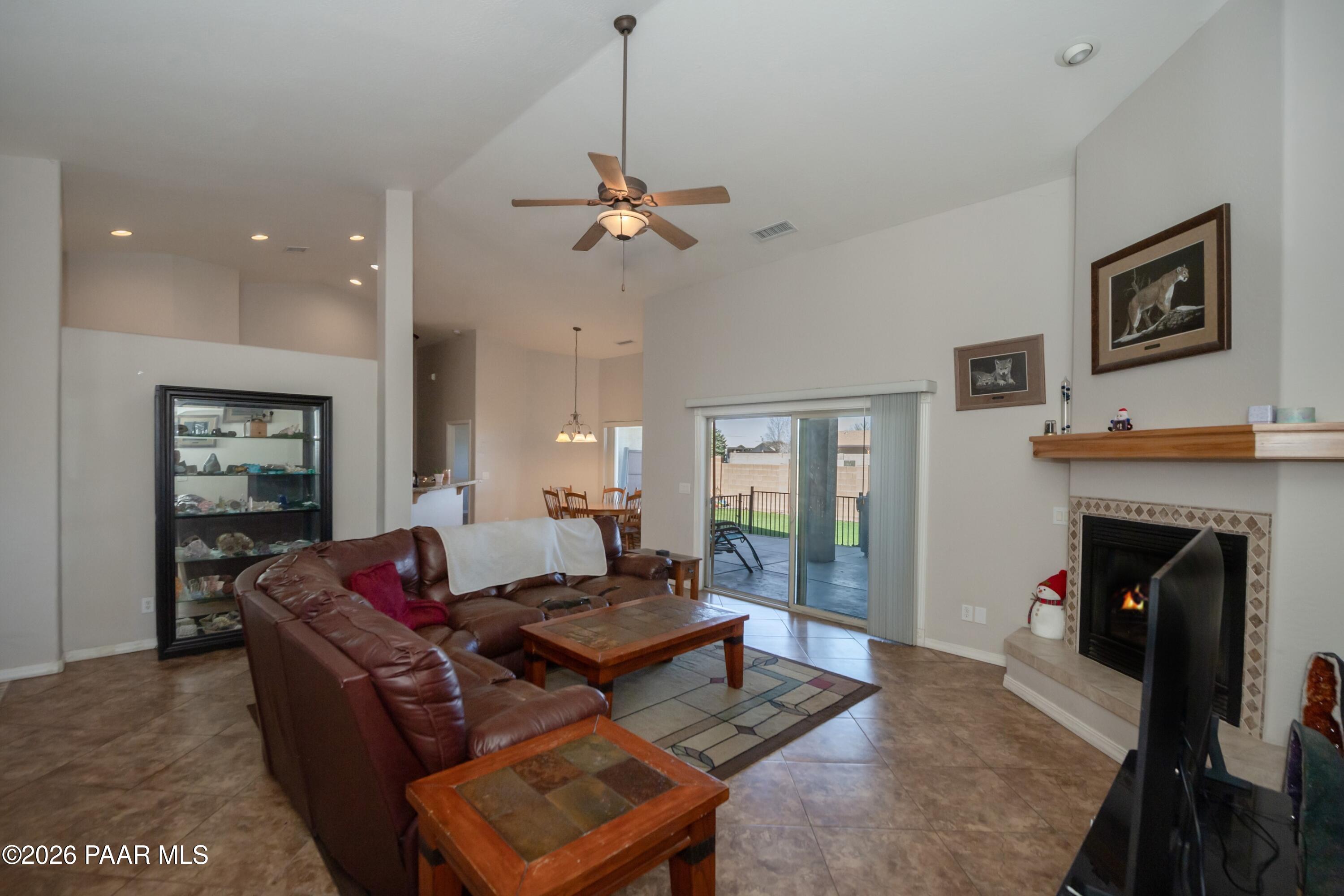 7671 N Outlook Lane