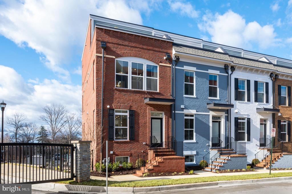 457 Altezza Dr NE
