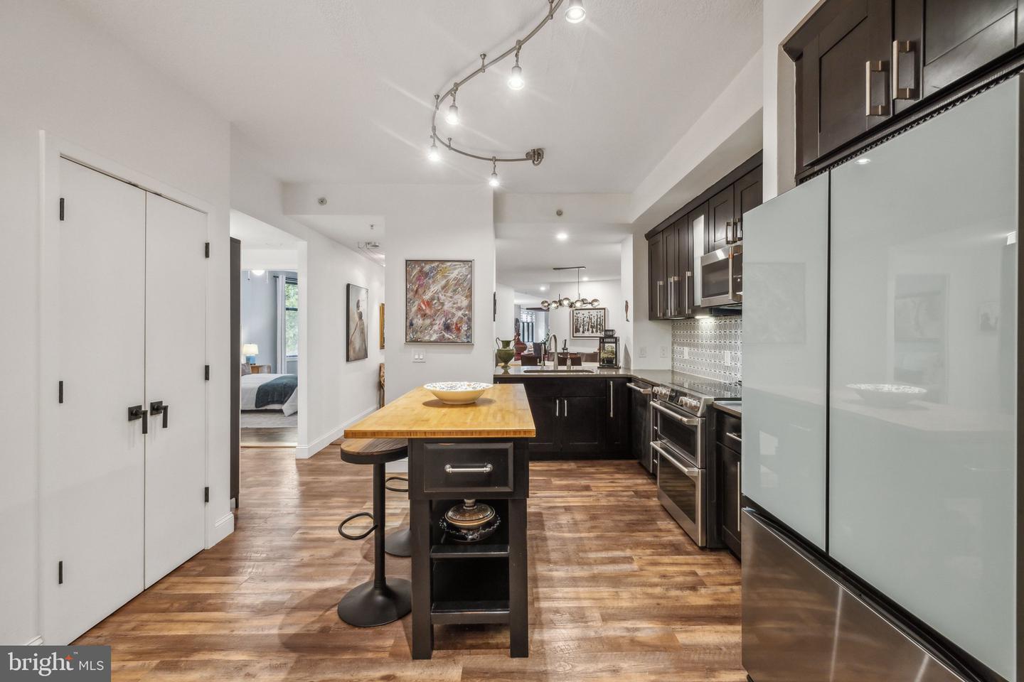 400 Massachusetts Ave NW #207