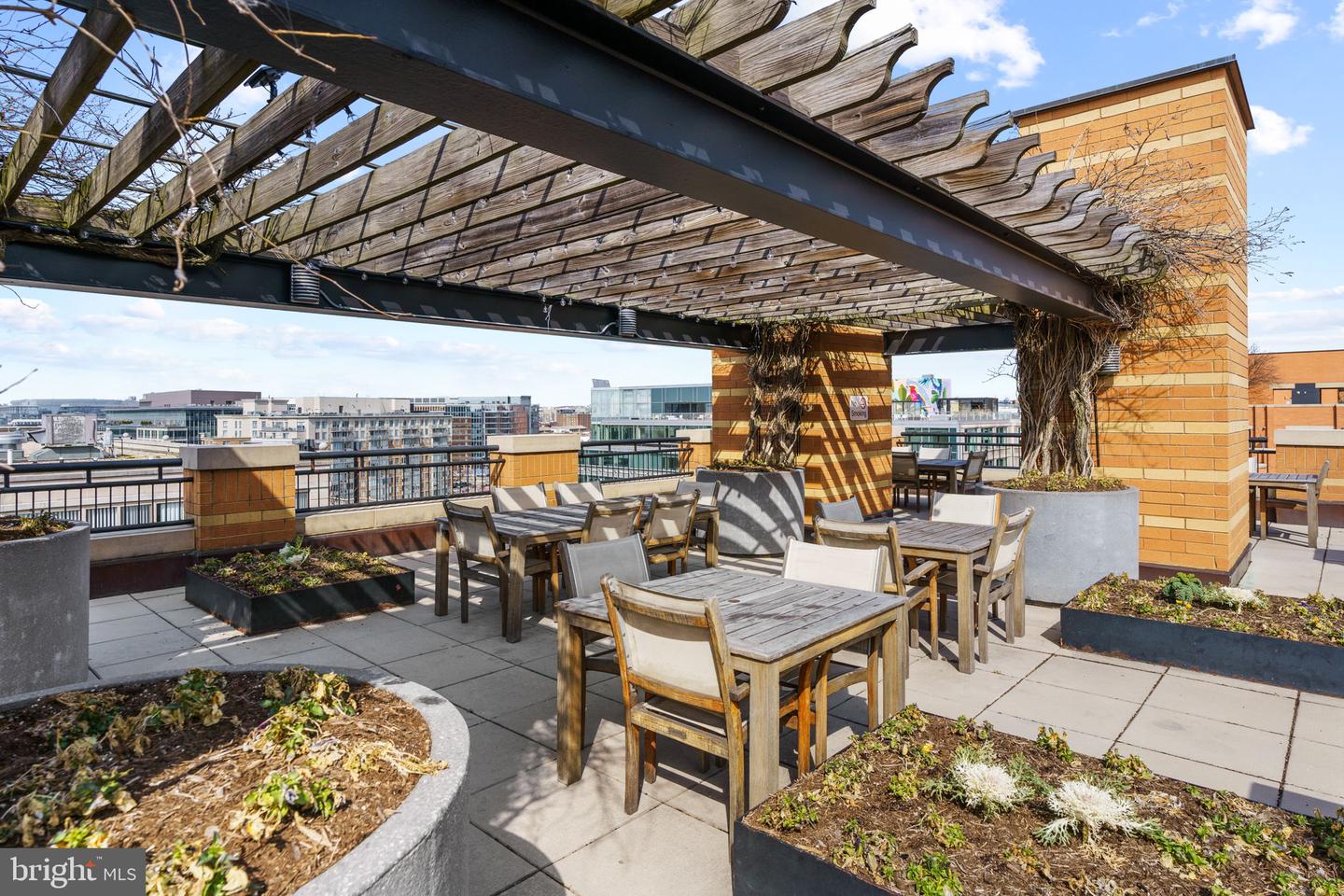 400 Massachusetts Ave NW #207