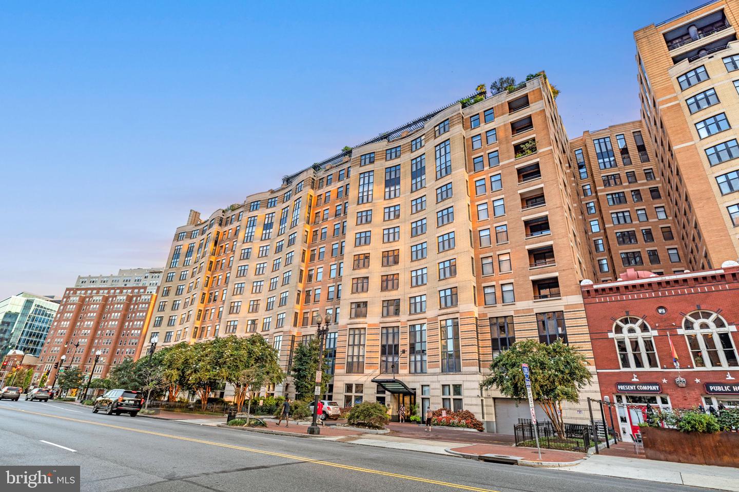400 Massachusetts Ave NW #207
