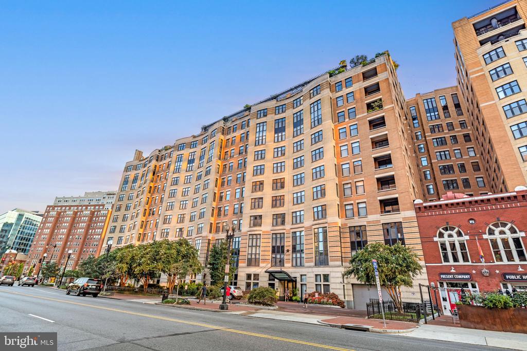 400 Massachusetts Ave NW #207