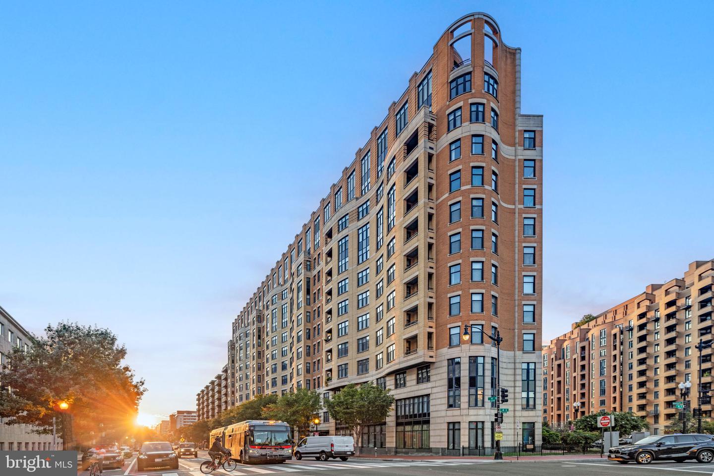 400 Massachusetts Ave NW #207