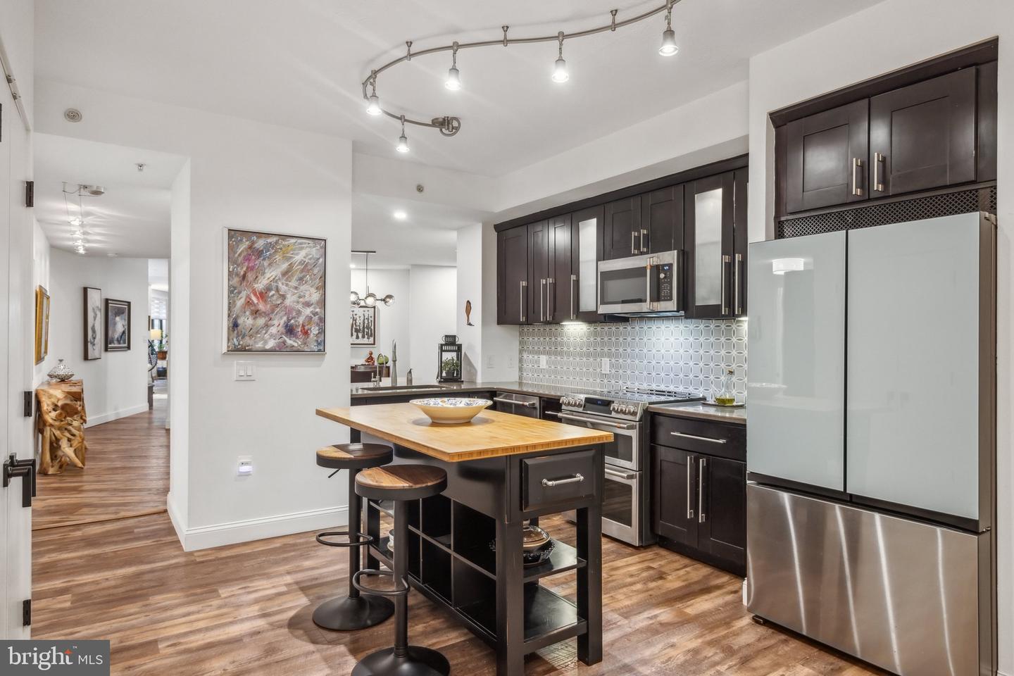 400 Massachusetts Ave NW #207